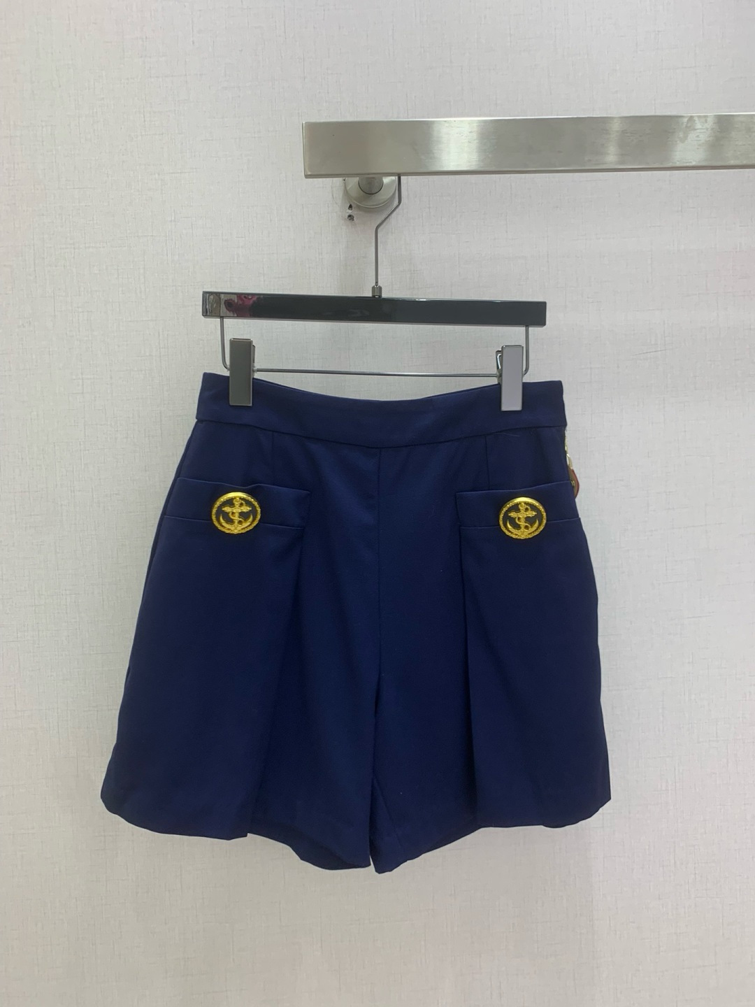 NO:802330,Highly recommended for spring and summer 26. Anchor hardware pleated shorts. High-waisted pants design. Wear long legs in one second. Anchor hardware embellishment. Full of sophistication. Very comfortable. The upper body is comfortable and fashionable. Wear long legs in one second. Two colors. SMLXL code. High quality ABC,,shorts.19860909强烈推荐 26春夏新款 船锚五金压褶短裤 高腰裤型设计 一秒穿出大长腿 船锚五金点缀 精致感满满 舒适度很好 上身舒适又时尚 一秒穿出大长腿视觉 两个色 SMLXL码 高品质ABC,,shorts,,Women's clothing