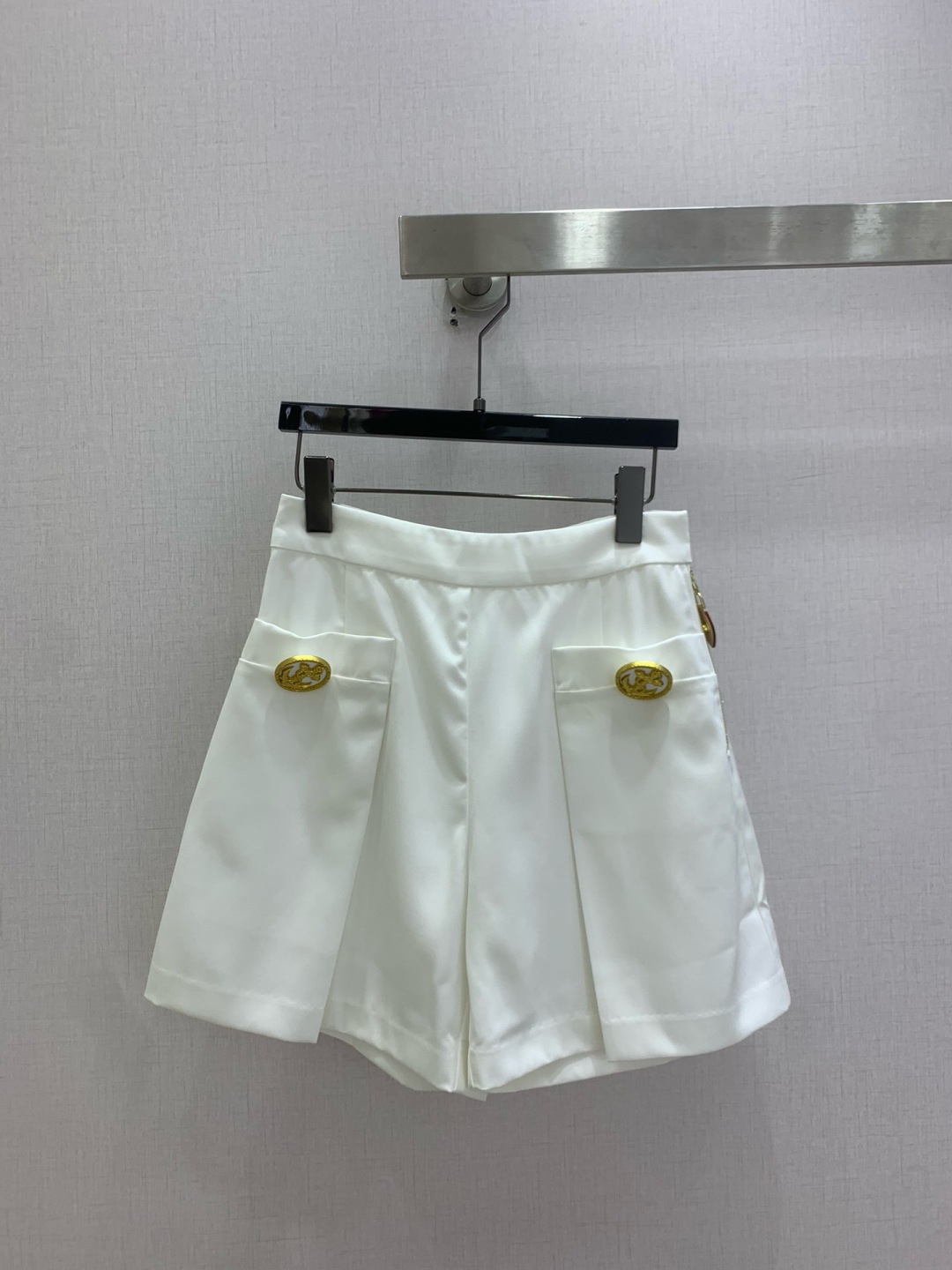 NO:802324,Highly recommended for spring and summer 26. Anchor hardware pleated shorts. High-waisted pants design. Wear long legs in one second. Anchor hardware embellishment. Full of sophistication. Very comfortable. The upper body is comfortable and fashionable. Wear long legs in one second. Two colors. SMLXL code. High quality ABC,,shorts.19860909强烈推荐 26春夏新款 船锚五金压褶短裤 高腰裤型设计 一秒穿出大长腿 船锚五金点缀 精致感满满 舒适度很好 上身舒适又时尚 一秒穿出大长腿视觉 两个色 SMLXL码 高品质ABC,,shorts,,Women's clothing