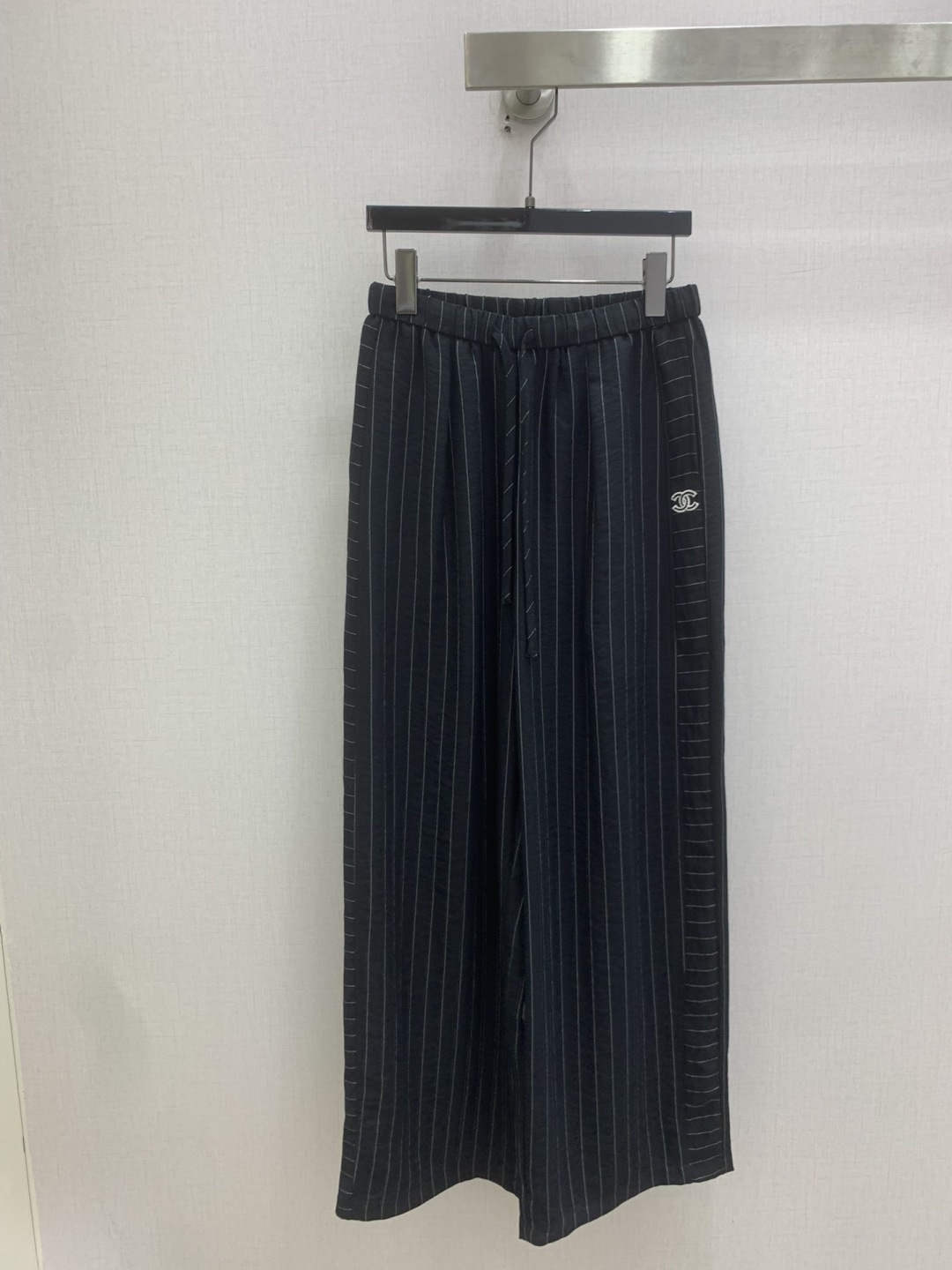 NO:802318,Highly recommend the 26 spring and summer new striped drawstring wide-leg trousers. You are not picky about your body shape. The upper body is particularly good!  The style of the matching is also very versatile. Exquisite advanced customization. The texture of the fabric is awesome. Retro and elegant. The upper body is cool and handsome, age-reducing and fashionable. Two colors. SML code. High quality ABC,,19860909强烈推荐 26春夏新款 条纹抽绳阔腿长裤 不挑剔身形要求 上身特别赞！搭配的风格也很通吃 精致高级定制 富有肌理感的面料质感超赞 复古优雅 上身酷帅减龄时髦精 两个色 SML码 高品质ABC,,,Women's clothing
