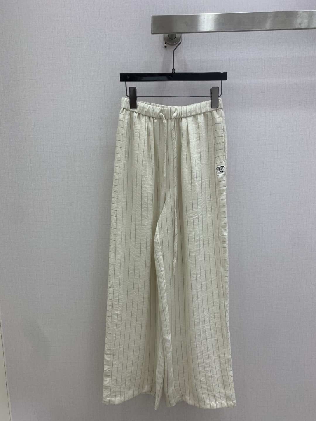 NO:802312,Highly recommend the 26 spring and summer new striped drawstring wide-leg trousers. You are not picky about your body shape. The upper body is particularly good!  The style of the matching is also very versatile. Exquisite advanced customization. The texture of the fabric is awesome. Retro and elegant. The upper body is cool and handsome, age-reducing and fashionable. Two colors. SML code. High quality ABC,,19860909强烈推荐 26春夏新款 条纹抽绳阔腿长裤 不挑剔身形要求 上身特别赞！搭配的风格也很通吃 精致高级定制 富有肌理感的面料质感超赞 复古优雅 上身酷帅减龄时髦精 两个色 SML码 高品质ABC,,,Women's clothing