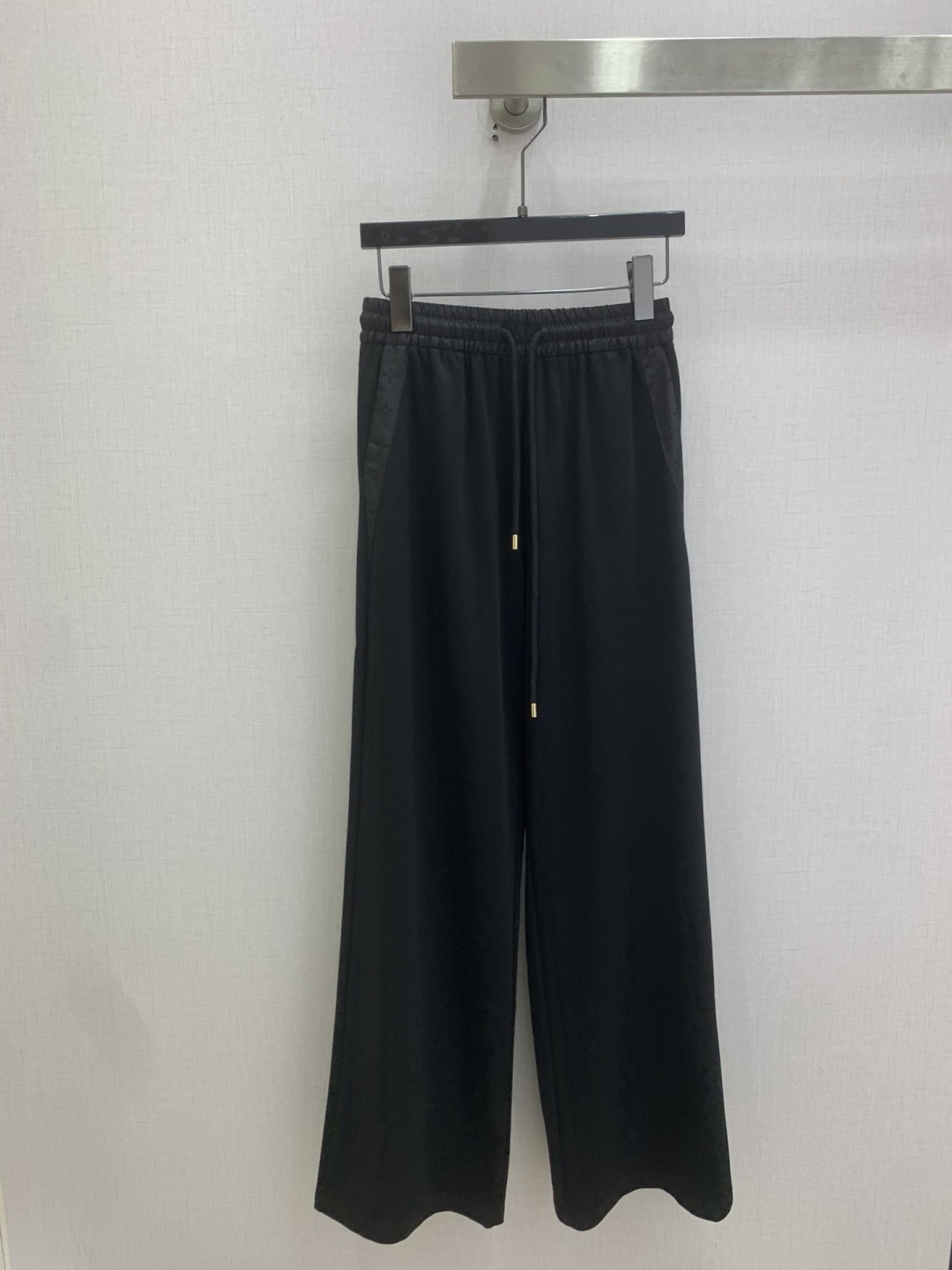 NO:802306,Highly recommend the 26 spring and summer new style wide-leg trousers with drawstrings. You are not picky about your body shape. The upper body is particularly good!  The style of the matching is also very versatile. Exquisite advanced customization. The texture of the fabric is awesome. Retro and elegant. The upper body is cool and handsome, age-reducing and fashionable. Two colors. SML code. High quality ABC,,19860909强烈推荐 26春夏新款 拼接抽绳阔腿长裤 不挑剔身形要求 上身特别赞！搭配的风格也很通吃 精致高级定制 富有肌理感的面料质感超赞 复古优雅 上身酷帅减龄时髦精 两个色 SML码 高品质ABC,,,Women's clothing