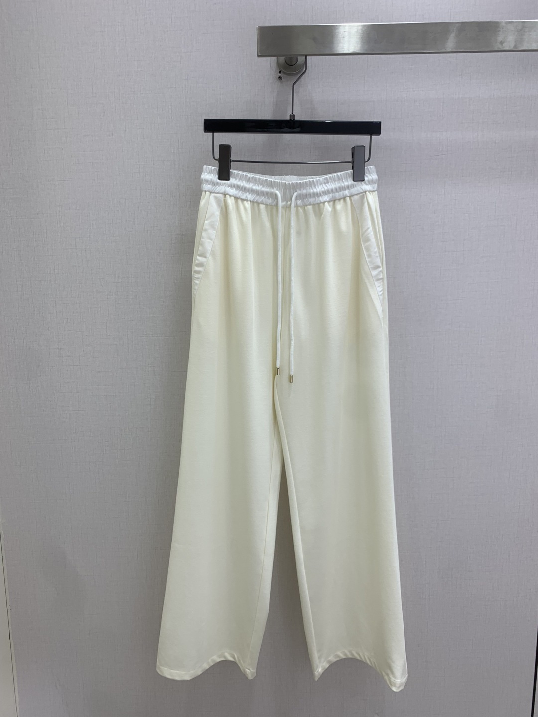 NO:802329,Highly recommend the 26 spring and summer new style wide-leg trousers with drawstrings. You are not picky about your body shape. The upper body is particularly good!  The style of the matching is also very versatile. Exquisite advanced customization. The texture of the fabric is awesome. Retro and elegant. The upper body is cool and handsome, age-reducing and fashionable. Two colors. SML code. High quality ABC,,19860909强烈推荐 26春夏新款 拼接抽绳阔腿长裤 不挑剔身形要求 上身特别赞！搭配的风格也很通吃 精致高级定制 富有肌理感的面料质感超赞 复古优雅 上身酷帅减龄时髦精 两个色 SML码 高品质ABC,,,Women's clothing