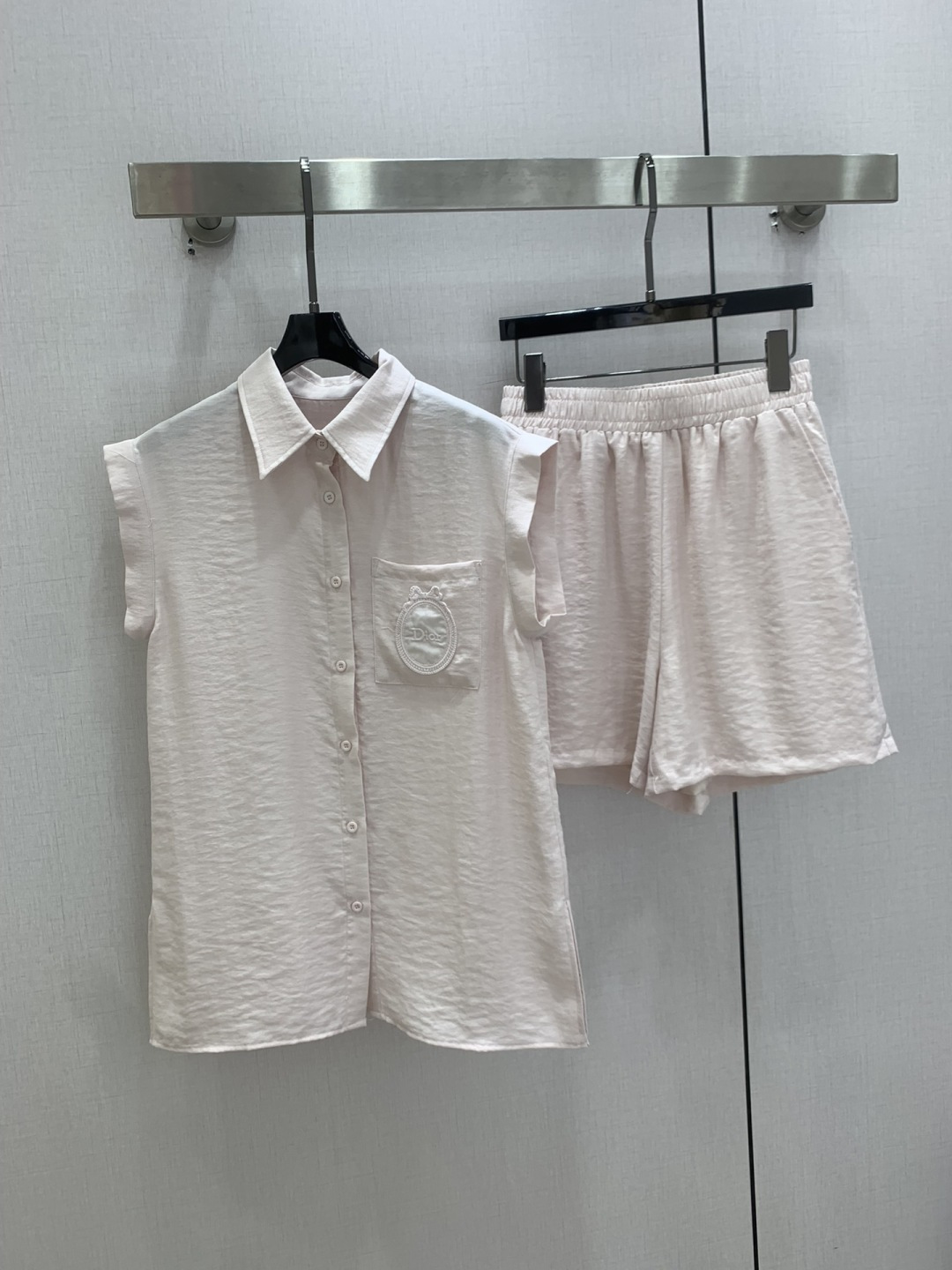 NO:802323,Highly recommended 26 spring and summer new style Lapel sleeveless embroidered suit Sleeveless lapel top shorts Breast pocket/pants back pocket mirror pattern embroidery decoration Customized logo button matching Fabric is light and breathable Loose and comfortable fit Two colors SML code High quality ABC,,shorts,19860909强烈推荐 26春夏新款 翻领无袖刺绣套装 无袖翻领上衣短裤 胸前口袋处/裤子后口袋镜子图案刺绣装饰 定制logo纽扣搭配 面料轻薄透气 版型宽松舒适 两个色 SML码 高品质ABC,,shorts,,Women's clothing