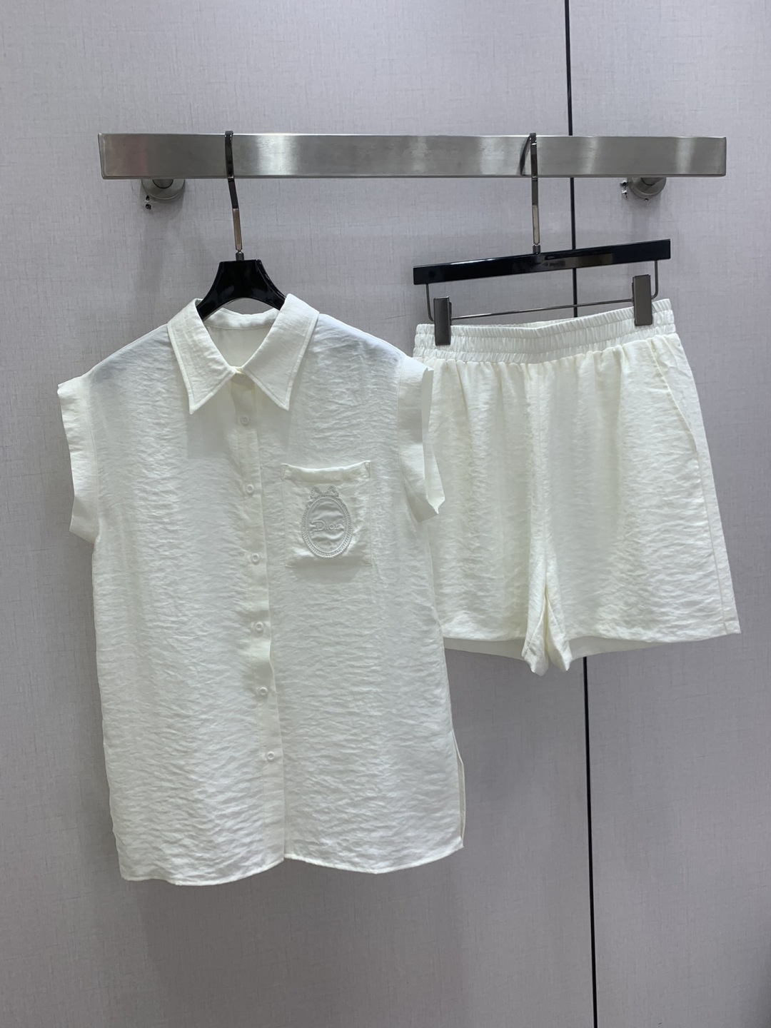 NO:802317,Highly recommended 26 spring and summer new style Lapel sleeveless embroidered suit Sleeveless lapel top shorts Breast pocket/pants back pocket mirror pattern embroidery decoration Customized logo button matching Fabric is light and breathable Loose and comfortable fit Two colors SML code High quality ABC,,shorts,19860909强烈推荐 26春夏新款 翻领无袖刺绣套装 无袖翻领上衣短裤 胸前口袋处/裤子后口袋镜子图案刺绣装饰 定制logo纽扣搭配 面料轻薄透气 版型宽松舒适 两个色 SML码 高品质ABC,,shorts,,Women's clothing