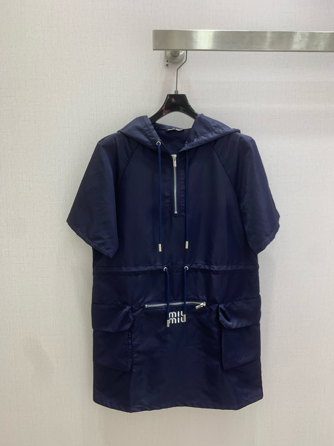 NO:802295,Highly recommended 26 spring and summer new hooded half-zip waist dress, classic design, the upper body is exquisite and capable, and it can be matched with ease!  The customized imported fabrics are crisp and stylish, with a full sense of high-end. Full of texture and fashionable, it is recommended to buy!  The quality of workmanship depends on the details. One color SML code. High quality ABC, skirts, hats,19860909强烈推荐 26春夏新款 连帽半拉链收腰连衣裙 经典款设计 上身精致又干练得体,搭配起来随心应手！定制的进口面料挺括有型 满满的高级感.质感十足,时尚潮流 ,推荐入手！ 做工品质看细节 一个色 SML码 高品质ABC,,skirts,hats,,Women's clothing