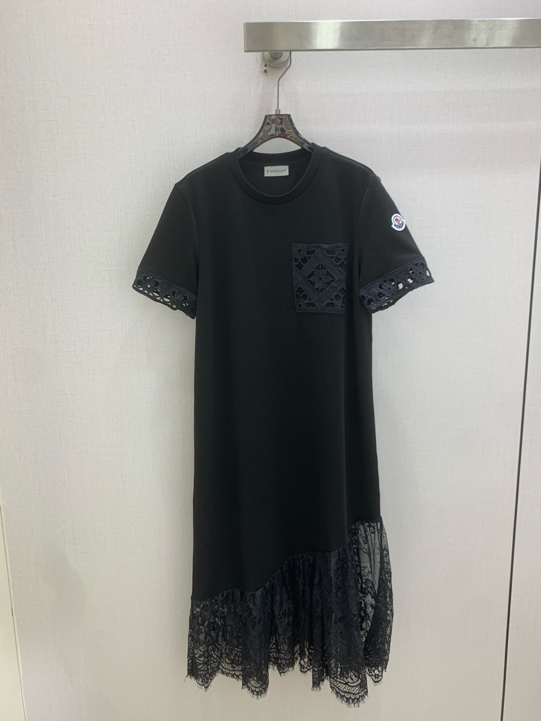NO:802291,Highly recommended 26 spring and summer new spliced ​​lace short-sleeved dress, another fashionista’s favorite!  Every piece you get is full of surprises. Casual skirts, high-end fashion craftsmanship, perfect fit, no body type, practical and versatile. Combining comfort and functionality, highly recommended. Two colors, SML code, high quality ABC, skirts, T-shirts,19860909强烈推荐 26春夏新款 拼接蕾丝短袖连衣裙 又一款时尚达人的心头好！每一件到手都是惊喜满溢 休闲裙 高级时装工艺 版型绝绝子 不挑身材 实用百搭 舒适与功能相结合,强推入手.两个色 SML码 高品质ABC,,skirts,T-shirt,,Women's clothing