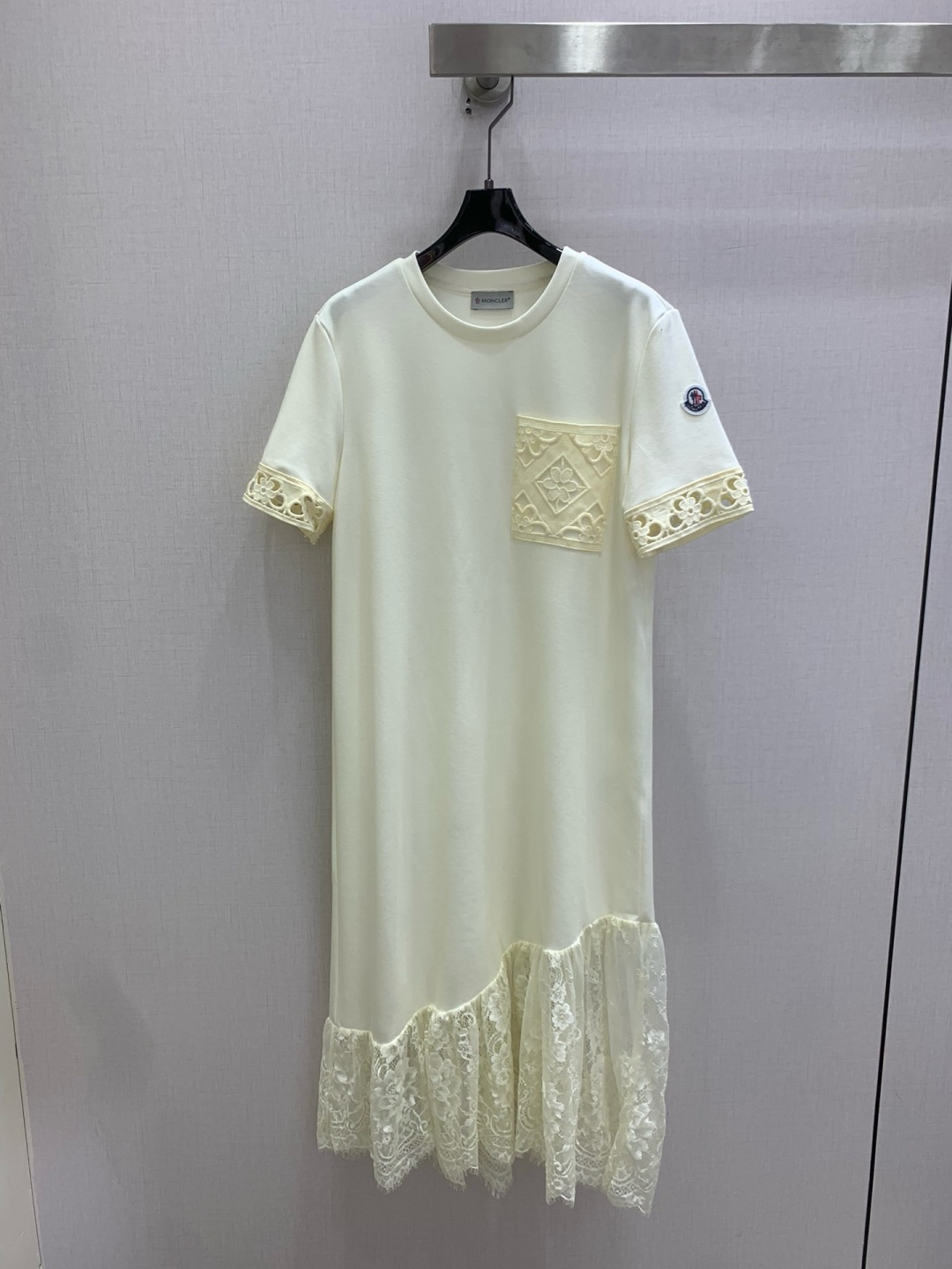 NO:802287,Highly recommended 26 spring and summer new spliced ​​lace short-sleeved dress, another fashionista’s favorite!  Every piece you get is full of surprises. Casual skirts, high-end fashion craftsmanship, perfect fit, no body type, practical and versatile. Combining comfort and functionality, highly recommended. Two colors, SML code, high quality ABC, skirts, T-shirts,19860909强烈推荐 26春夏新款 拼接蕾丝短袖连衣裙 又一款时尚达人的心头好！每一件到手都是惊喜满溢 休闲裙 高级时装工艺 版型绝绝子 不挑身材 实用百搭 舒适与功能相结合,强推入手.两个色 SML码 高品质ABC,,skirts,T-shirt,,Women's clothing