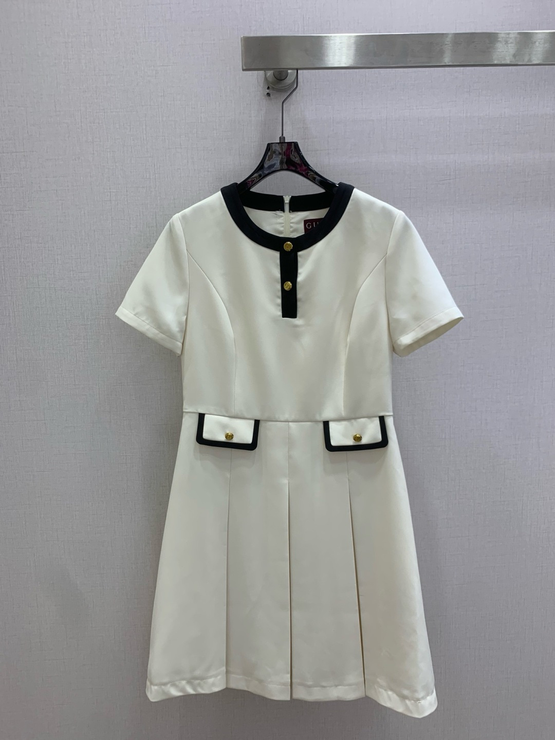 NO:802284,Highly recommended 26 spring and summer new style. Contrast color pleated short-sleeved dress. Full texture. Elegant design. OK for daily OL. A fashionable dress with unique charm. One color SML code. High quality ABC, skirts, T-shirt,19860909强烈推荐 26春夏新款 撞色压褶短袖连衣裙 质感十足 优雅气质设计 日常OL都OK 一款具有独特魅力的时尚连衣裙 一个色 SML码 高品质ABC,,skirts,T-shirt,,Women's clothing
