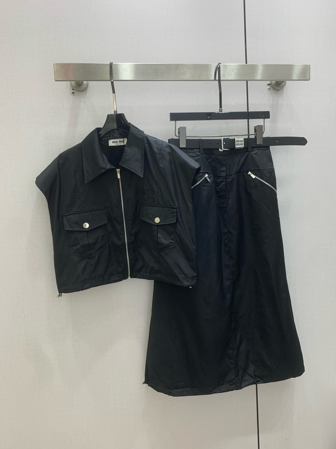 NO:802278,Highly recommended 26 spring and summer new style, pocket workwear long skirt suit, vest shoulder pads, lapel zipper closure top, embroidered cloth LOGO decoration on the chest, elastic drawstring hem, matching A-line skirt with leather belt, adjustable drawstring at the skirt hem, soft and comfortable fabric, fashionable set, two colors SML code, high quality AB,,skirts,19860909强烈推荐 26春夏新款 口袋工装长半裙套装,马甲垫肩翻领拉链开合上衣,胸前刺绣本布LOGO装饰,弹力抽绳底边,搭配A字摆半裙配皮腰带,裙下摆可调节抽绳,面料柔软舒适,整套时尚潮流,两个色 SML码 高品质AB,,skirts,,Women's clothing