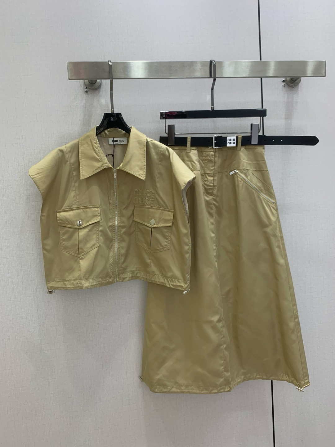 NO:802272,Highly recommended 26 spring and summer new style, pocket workwear long skirt suit, vest shoulder pads, lapel zipper closure top, embroidered cloth LOGO decoration on the chest, elastic drawstring hem, matching A-line skirt with leather belt, adjustable drawstring at the skirt hem, soft and comfortable fabric, fashionable set, two colors SML code, high quality ABC,,skirts,19860909强烈推荐 26春夏新款 口袋工装长半裙套装,马甲垫肩翻领拉链开合上衣,胸前刺绣本布LOGO装饰,弹力抽绳底边,搭配A字摆半裙配皮腰带,裙下摆可调节抽绳,面料柔软舒适,整套时尚潮流,两个色 SML码 高品质ABC,,skirts,,Women's clothing