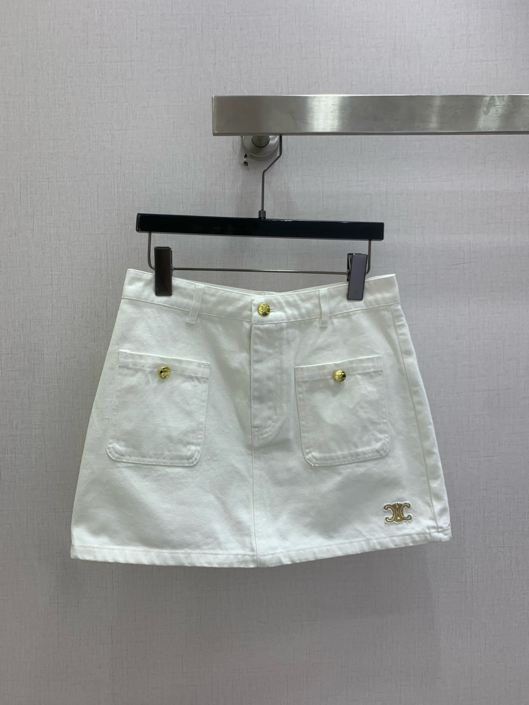 NO:802266,Highly recommended 26 spring and summer new Arc de Triomphe leather brand embroidered skirt, fashionable and low-key, elegant and luxurious!  The styles are versatile and not picky, the original customized fabrics, the workmanship quality depends on the details. Bai Fumei is a must-have!  One color SML code high quality ABC,,skirts,19860909强烈推荐 26春夏新款 凯旋门皮牌刺绣半裙 时髦低调 气质又奢华高级！版型百搭不挑人,原版定制面料 做工品质看细节.白富美必入！一个色 SML码 高品质ABC,,skirts,,Women's clothing