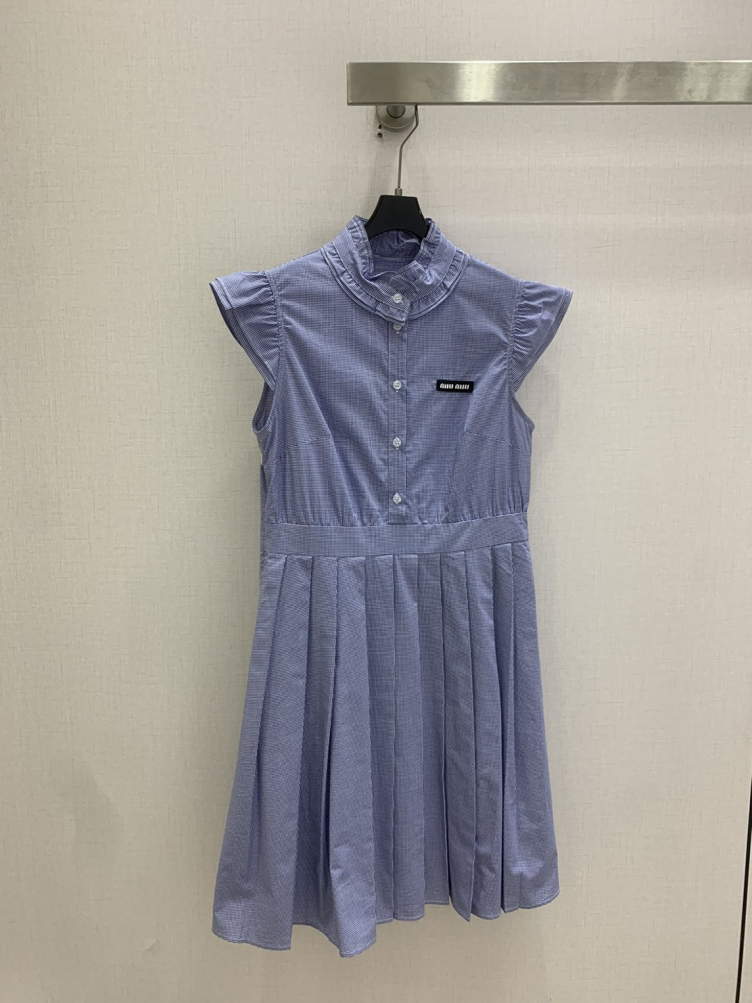NO:802894,Highly recommended 26 spring and summer new model, stand-up collar, small flying sleeves, waisted pleated dress, classic design, the upper body is exquisite and capable, and it can be matched with ease!  The customized imported fabrics are crisp and stylish, with a full sense of high-end. Full of texture and fashionable, it is recommended to buy!  The quality of workmanship depends on the details. Two colors SML code. High quality ABC, skirts,19860909强烈推荐 26春夏新款 立领小飞袖收腰百褶连衣裙 经典款设计 上身精致又干练得体,搭配起来随心应手！定制的进口面料挺括有型 满满的高级感.质感十足,时尚潮流 ,推荐入手！ 做工品质看细节 两个色 SML码 高品质ABC,,skirts,,Women's clothing