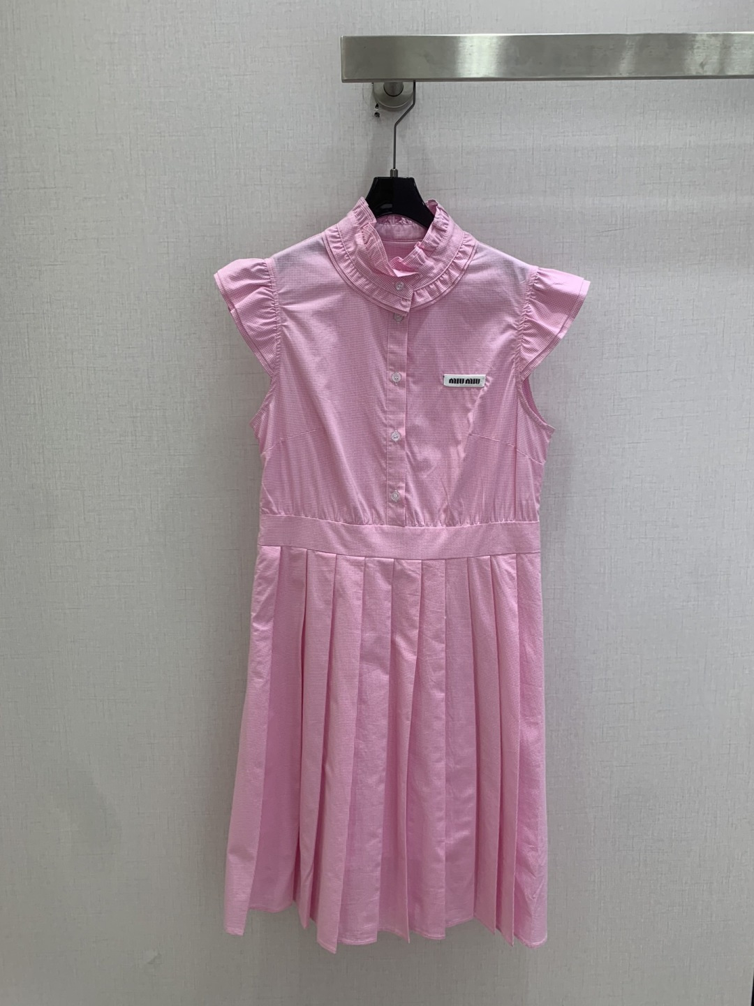 NO:802891,Highly recommended 26 spring and summer new model, stand-up collar, small flying sleeves, waisted pleated dress, classic design, the upper body is exquisite and capable, and it can be matched with ease!  The customized imported fabrics are crisp and stylish, with a full sense of high-end. Full of texture and fashionable, it is recommended to buy!  The quality of workmanship depends on the details. Two colors SML code. High quality ABC, skirts,19860909强烈推荐 26春夏新款 立领小飞袖收腰百褶连衣裙 经典款设计 上身精致又干练得体,搭配起来随心应手！定制的进口面料挺括有型 满满的高级感.质感十足,时尚潮流 ,推荐入手！ 做工品质看细节 两个色 SML码 高品质ABC,,skirts,,Women's clothing