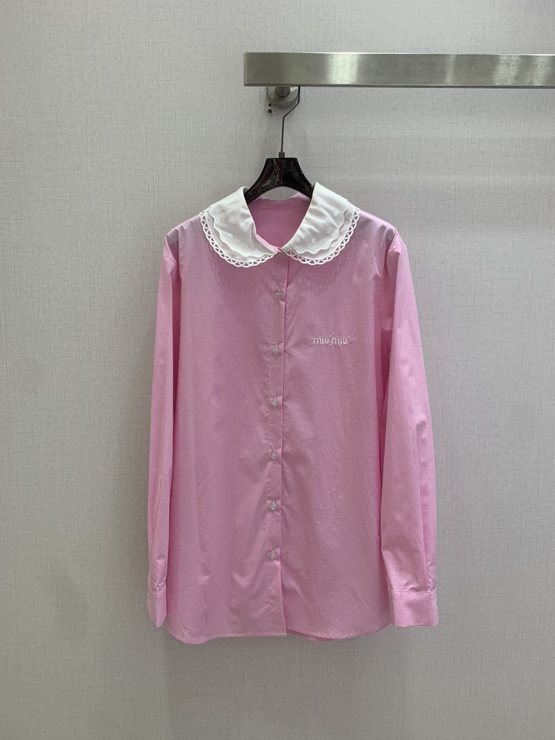 NO:802875,Highly recommended 26 spring and summer new style doll collar embroidered shirt, low-key luxury three-dimensional tailoring, streamlined line design, noble and elegant with gentle and intellectual temperament. Imported special materials will be amazing when you receive it. Customized fabric texture is amazing!  Two colors SML code high quality ABC, shirts,19860909强烈推荐 26春夏新款 娃娃领刺绣衬衫 低调奢华立体剪裁 精简线条感设计 高贵典雅又尽显温柔知性的气质 进口特殊材质 收到手会很惊艳 定制面料质感超赞！两个色 SML码 高品质ABC,,shirts,,Women's clothing