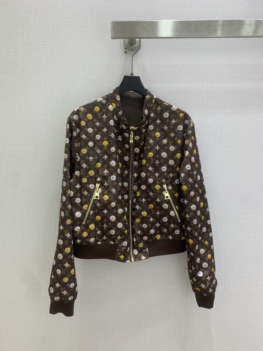 NO:802890,Highly recommended 26 spring and summer new flower patch printed jacket. Reversible. Instantly sold out. Special material with texture. Pays great attention to every small detail. Just the right sense of high-end. Three-dimensional tailoring makes the upper body of the garment more refined and western. Mold customization for decoration. The real thing is amazing!  Fine workmanship, look at the details, two colors SML code, high quality ABC,,jackets & coats,jackets & coats,19860909强烈推荐 26春夏新款 花朵贴布印花夹克外套 双面可穿 出货即爆单 特殊材质有肌理感 每个小细节都非常注重 恰到好处的高级感 立体剪裁 让成衣上身更为精致洋气 开模定制装饰 实物太赞啦！做工精细看细节 两个色 SML码 高品质ABC,,jackets & coats,jackets & coats,,Women's clothing