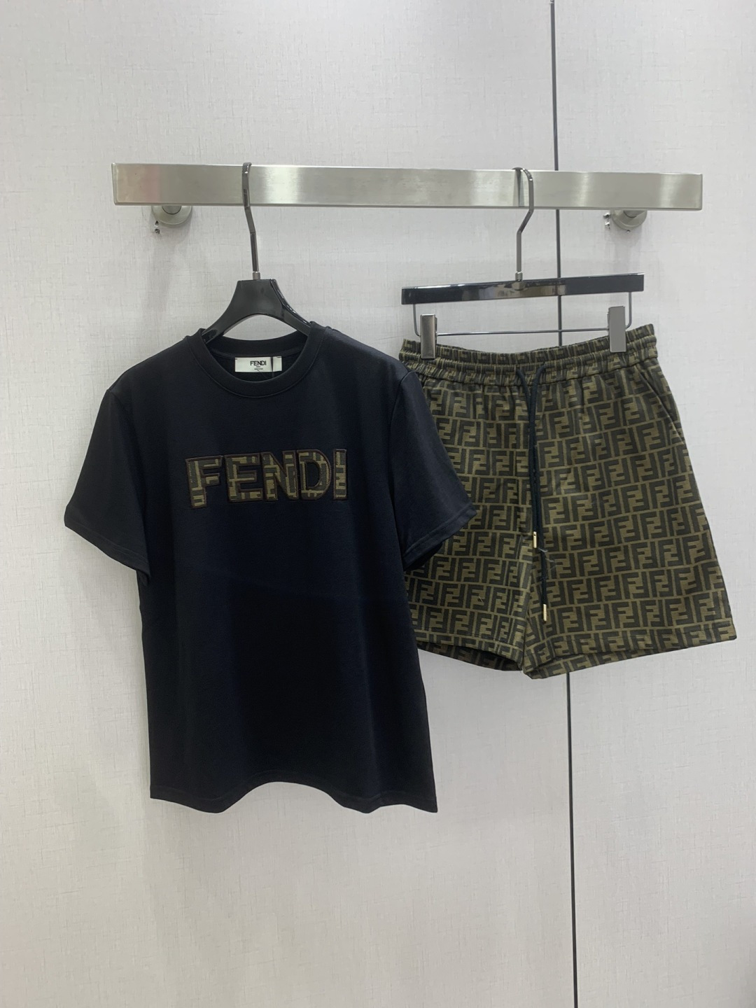 NO:802878,Highly recommended 26 spring and summer new letter embroidered shorts suit, round neck short-sleeved cotton T-shirt, logo patch embroidered jacquard shorts suit, one color SML code, high quality ABC, shorts, T-shirt, tees, t-shirt,19860909强烈推荐 26春夏新款 字母绣花短裤套装 圆领短袖纯棉T恤logo贴布绣花提花短裤套装 一个色 SML码 高品质ABC,,shorts,T-shirt,tees，t-shirt,,Women's clothing