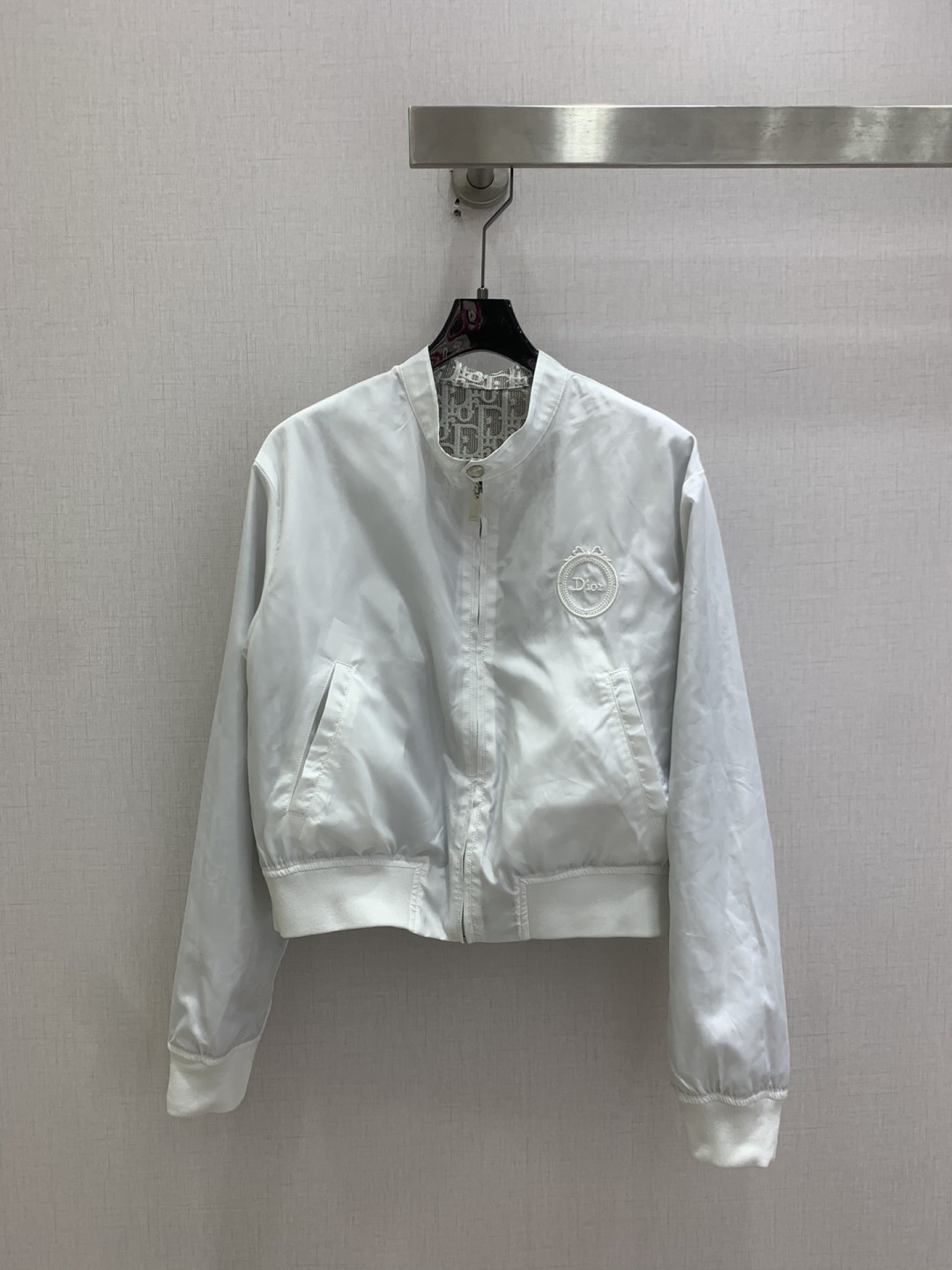 NO:802882,Highly recommended 26 spring and summer new style. Fully printed embroidered jacket. Double-sided wear. Instant sales. Special material with texture. Great attention to every small detail. Just the right sense of high-end. Three-dimensional tailoring makes the upper body of the garment more refined and western. Mold customization for decoration. The real thing is amazing!  Fine workmanship, look at the details, one color SML code, high quality ABC,,jackets & coats,jackets & coats,19860909强烈推荐 26春夏新款 满印刺绣夹克外套 双面可穿 出货即爆单 特殊材质有肌理感 每个小细节都非常注重 恰到好处的高级感 立体剪裁 让成衣上身更为精致洋气 开模定制装饰 实物太赞啦！做工精细看细节 一个色 SML码 高品质ABC,,jackets & coats,jackets & coats,,Women's clothing