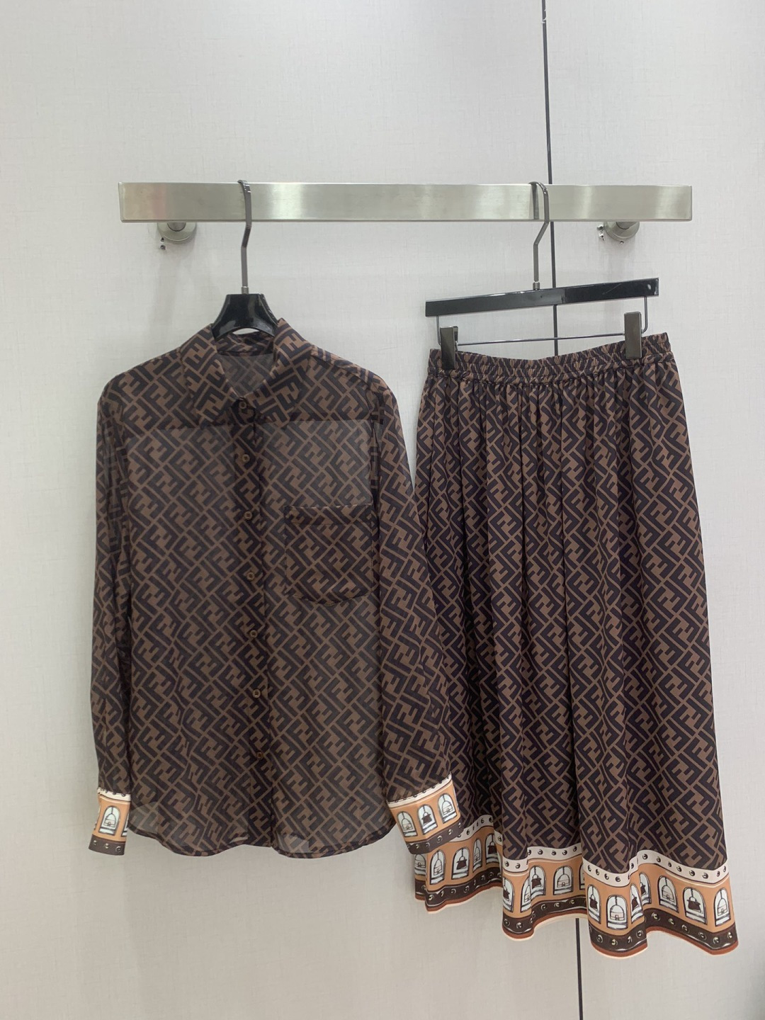 NO:802873,Highly recommended 26 spring and summer new style. Presbyopic lapel mesh shirt with spliced ​​printed long skirt. Separate batches. The shirt is slightly see-through. Fashionable and discreet. A cute style, full of small details. Exquisite workmanship. Age-reducing fashion. Good HOLD style. Won the hearts of fairies. Soft and textured. Classic work. One color SML code. High quality shirt A,,skirts,shirts,19860909强烈推荐 26春夏新款 老花翻领网纱衬衫拼接印花长半裙 分开批 衬衣微透视 若隐若现时尚小心机 可A可乖的风格,满满小细节太加分了.做工精致 减龄时尚 好HOLD住造型 深得仙女心 柔软有质感 经典之作 一个色 SML码 高品质衬衫A,,skirts,shirts,,Women's clothing