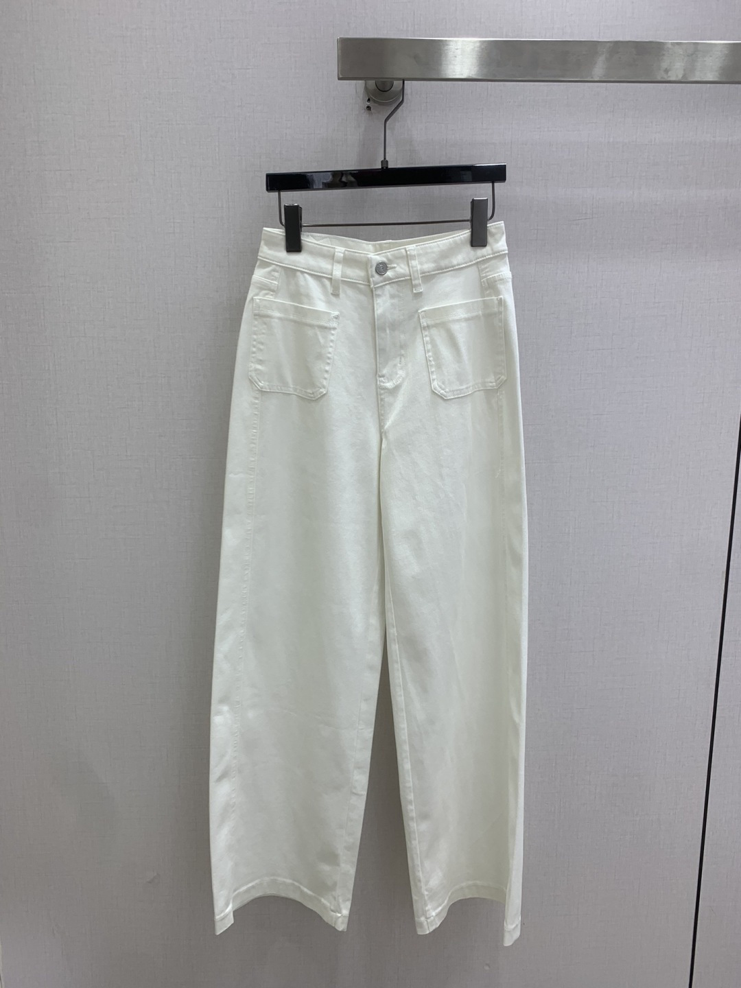 NO:802867,Highly recommended 26 spring and summer new style, double pocket badge embroidered denim trousers. The whole piece is three-dimensional. It is all-around exquisite and can be worn by celebrities. The upper body is super covered and the leg proportions are super slim. It is a great item to match. It gives a refreshing and fashionable sense of high-end. It is elegant and fashionable in daily life. It is very versatile. The color is very beautiful. The fabric is high-end and textured. A must-have for dating and shopping. One color, 2627282930 code, high quality ABC,,19860909强烈推荐 26春夏新款 双口袋徽章刺绣牛仔长裤 整件立体剪裁 全方位精致做明星穿搭 上身超级遮肉显瘦 超拉腿部比例 巨好搭配的单品 穿出清爽时髦的高级感 日常优雅又时髦巨百搭 颜色很好看 面料高级又有质感 约会逛街必备 一个色 2627282930码 高品质ABC,,,Women's clothing