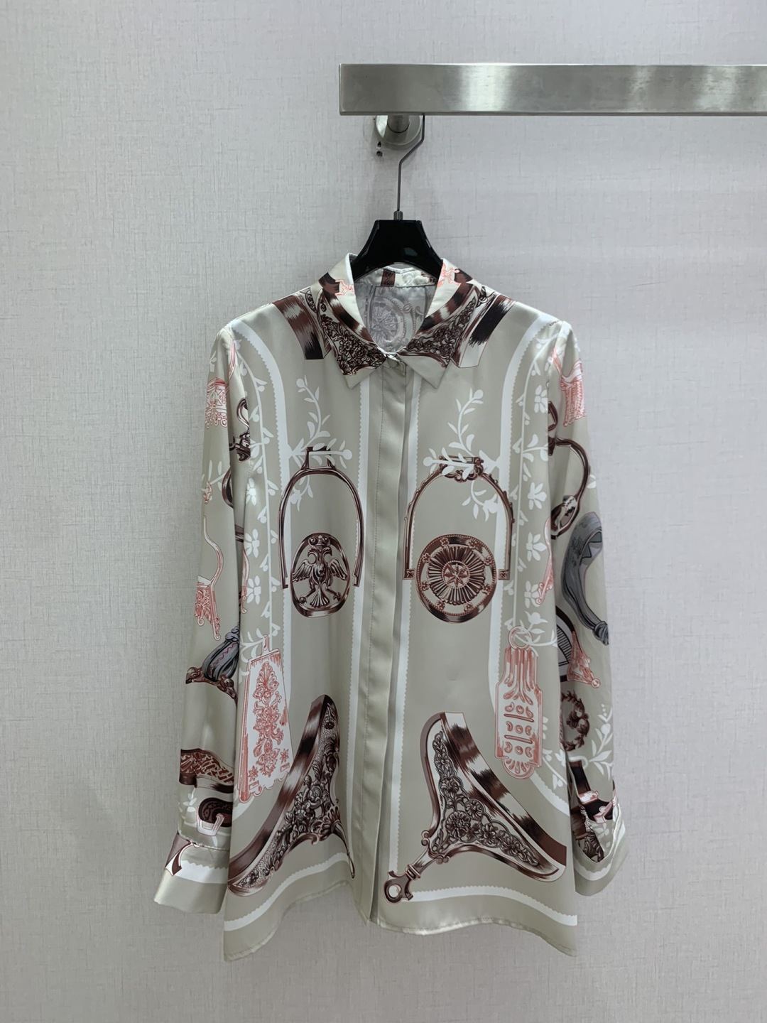NO:804631,Highly recommended 26 spring and summer new silk printed shirts and silk printed wide-leg trousers, separate batches, silky fabrics, silk, retro and fashionable, low-key temperament and luxurious and high-end!  The pattern is versatile and not picky, customized technical fabrics, workmanship quality depends on the details. White and rich beauty must buy one color SMLXL code, high quality lining, shirts, real silk,19860909强烈推荐 26春夏新款 真丝印花衬衫真丝印花阔腿长裤 分开批 丝滑面料 真丝 复古时髦 低调气质又奢华高级！版型百搭不挑人,定制科技面料 做工品质看细节.白富美必入 一个色 SMLXL码 高品质衬,,shirts,real silk,,Women's clothing