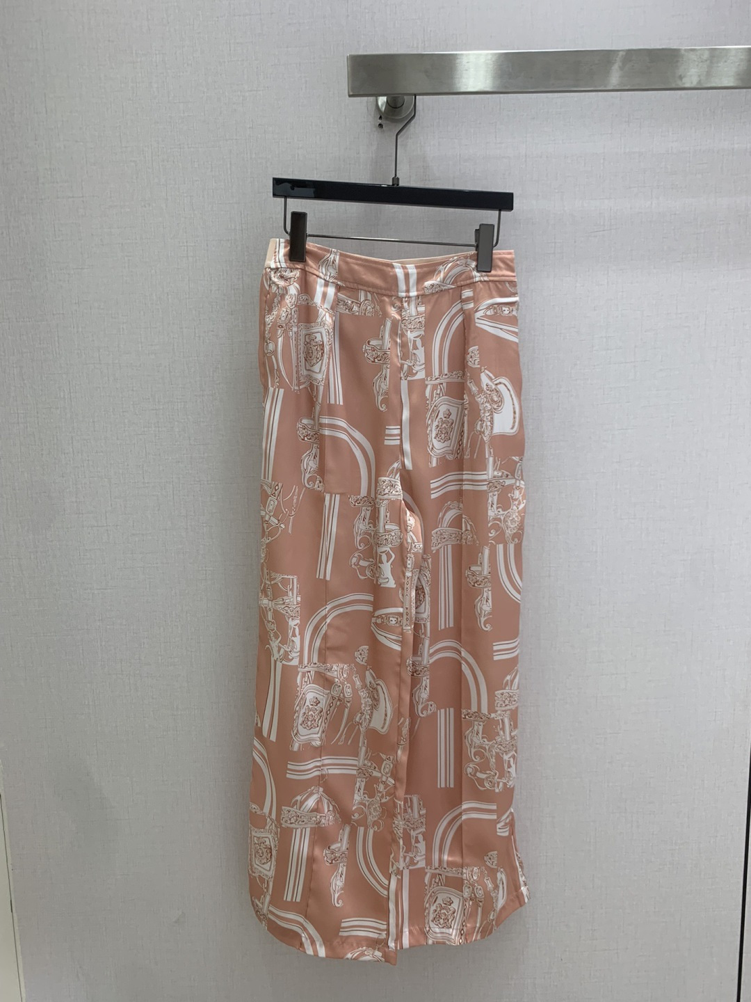 NO:804627,Highly recommended 26 spring and summer new silk printed shirts and silk printed wide-leg trousers, separate batches, silky fabrics, silk, retro and fashionable, low-key temperament and luxurious and high-end!  The style is versatile and not picky, customized technical fabrics, the workmanship quality depends on the details. White and rich beauty must buy one color SMLXL code, high quality, shirts, real silk,19860909强烈推荐 26春夏新款 真丝印花衬衫真丝印花阔腿长裤 分开批 丝滑面料 真丝 复古时髦 低调气质又奢华高级！版型百搭不挑人,定制科技面料 做工品质看细节.白富美必入 一个色 SMLXL码 高品,,shirts,real silk,,Women's clothing