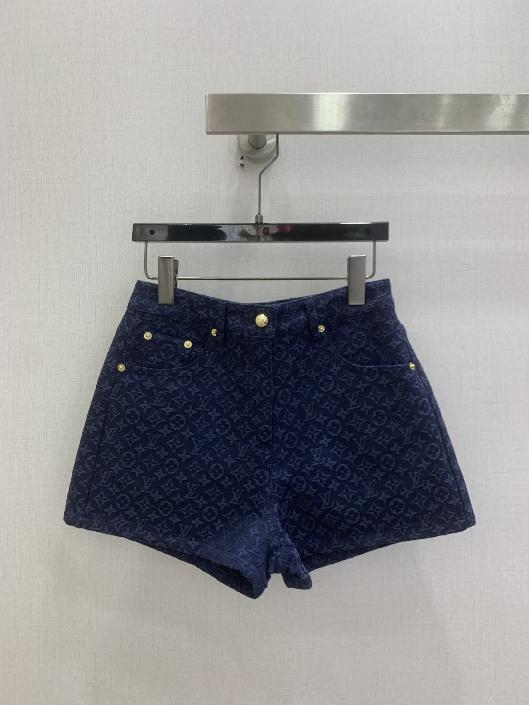 NO:829679,Highly recommended 26 spring and summer new jacquard pocket shorts, jacquard original fabric, produced at Rocket Speed!  The whole piece is three-dimensional tailoring. It is all-round and exquisite. It super covers the flesh and makes the body look slimmer. It is super slimming for the legs. It is simple and easy to wear. It gives a refreshing and fashionable sense of high-end. It is elegant and fashionable in daily life. It is very versatile. The color is very beautiful. The fabric is high-end and textured. One color SMLXL code. High quality ABC,,shorts,19860909强烈推荐 26春夏新款 提花口袋短裤 提花原版面料 火箭速度出品！整件立体剪裁 全方位精致做上身超级遮肉显瘦 超拉腿部比例 简简单单 穿出清爽时髦的高级感 日常优雅又时髦巨百搭 颜色很好看 面料高级又有质感 一个色 SMLXL码 高品质ABC,,shorts,,Women's clothing