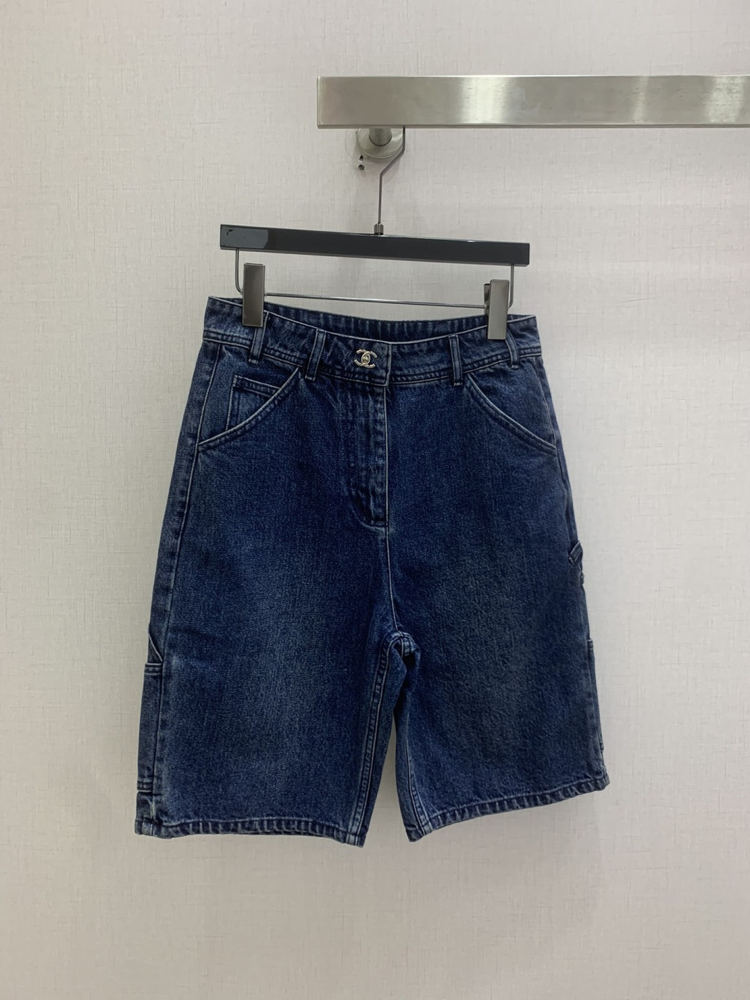 NO:803574,Highly recommended 26 spring and summer new style double C pocket denim mid-pants, high-end production ~ super fashionable new denim denim. The upper body is cool and sassy with a unique color tone. The texture is fine, the cotton feels natural, it has a muscular feel yet is soft, super beautiful!  The details and workmanship are super good, new products are in stock and available for grabs, two colors SML code, high quality ABC,,19860909强烈推荐 26春夏新款 双C口袋牛仔中裤 高版出品~超时髦新款丹宁牛仔 个性色调上身又酷又飒爽 纹理细腻,棉感自然,既有筋骨感又不失柔软,超级漂亮！细节做工超级好,新品现货开箱开抢 两个色 SML码 高品质ABC,,,Women's clothing