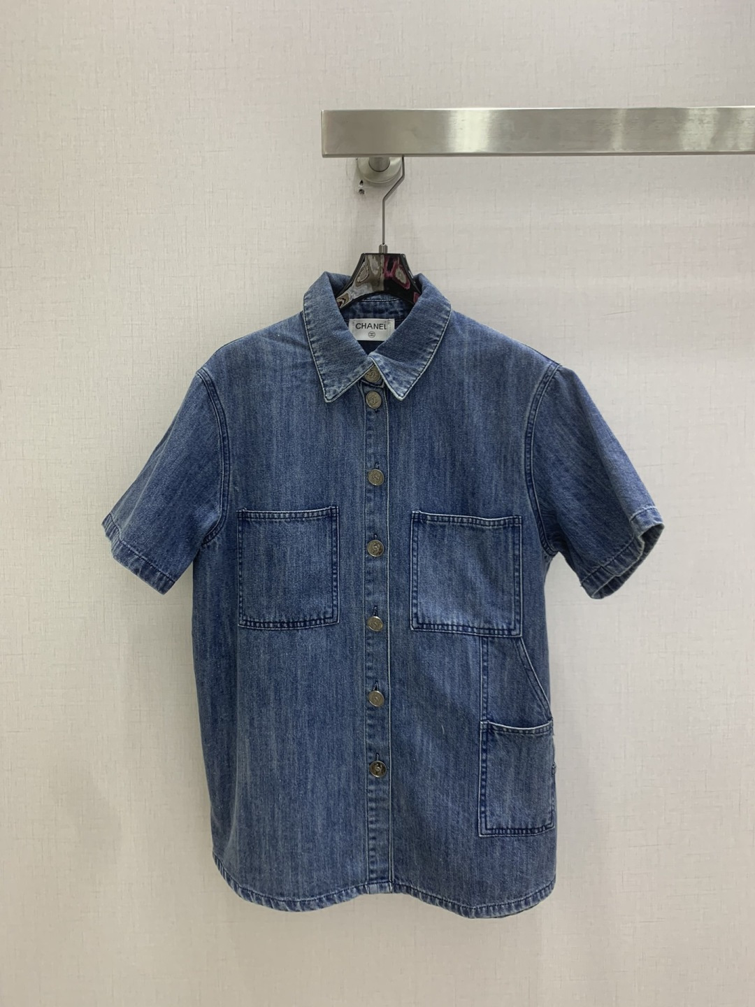 NO:803571,Highly recommended 26 spring and summer new style double C pocket denim lapel short-sleeved top. High-end production ~ super fashionable new denim denim. The upper body is cool and sassy with a unique color tone. The texture is delicate and the cotton feels natural. It has a muscular yet soft feel. It is super beautiful!  The details and workmanship are super good, new products are in stock, unboxing and grabbing, one color SML code, high quality ABC, T-shirt,19860909强烈推荐 26春夏新款 双C口袋牛仔翻领短袖上衣 高版出品~超时髦新款丹宁牛仔 个性色调上身又酷又飒爽 纹理细腻,棉感自然,既有筋骨感又不失柔软,超级漂亮！细节做工超级好,新品现货开箱开抢 一个色 SML码 高品质ABC,,T-shirt,,Women's clothing
