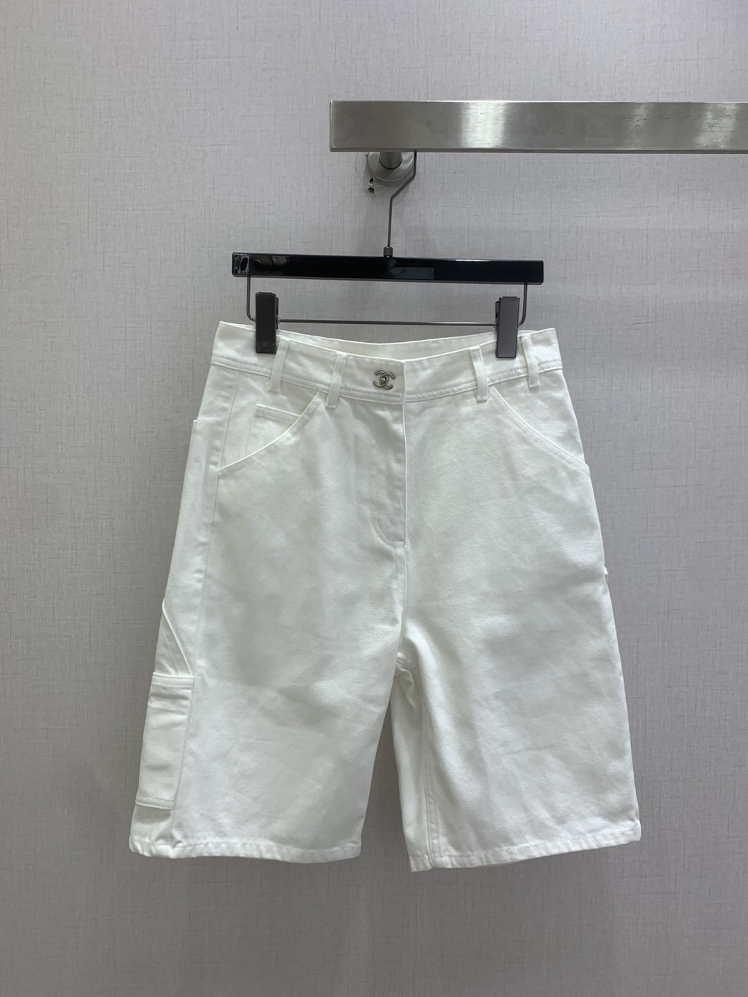 NO:803568,Highly recommended 26 spring and summer new style double C pocket denim mid-pants, high-end production ~ super fashionable new denim denim. The upper body is cool and sassy with a unique color tone. The texture is fine, the cotton feels natural, it has a muscular feel yet is soft, super beautiful!  The details and workmanship are super good, new products are in stock and available for grabs, two colors SML code, high quality ABC,,19860909强烈推荐 26春夏新款 双C口袋牛仔中裤 高版出品~超时髦新款丹宁牛仔 个性色调上身又酷又飒爽 纹理细腻,棉感自然,既有筋骨感又不失柔软,超级漂亮！细节做工超级好,新品现货开箱开抢 两个色 SML码 高品质ABC,,,Women's clothing