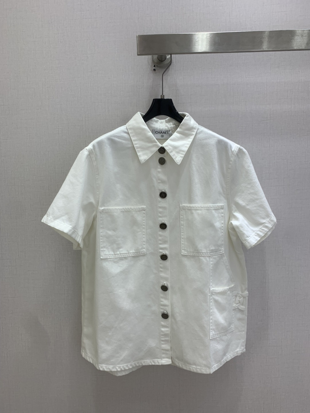 NO:803562,Highly recommended 26 spring and summer new style double C pocket denim lapel short-sleeved top. High-end production ~ super fashionable new denim denim. The upper body is cool and sassy with a unique color tone. The texture is delicate and the cotton feels natural. It has a muscular yet soft feel. It is super beautiful!  The details and workmanship are super good, new products are in stock, unboxing and grabbing, one color SML code, high quality ABC, T-shirt,19860909强烈推荐 26春夏新款 双C口袋牛仔翻领短袖上衣 高版出品~超时髦新款丹宁牛仔 个性色调上身又酷又飒爽 纹理细腻,棉感自然,既有筋骨感又不失柔软,超级漂亮！细节做工超级好,新品现货开箱开抢 一个色 SML码 高品质ABC,,T-shirt,,Women's clothing