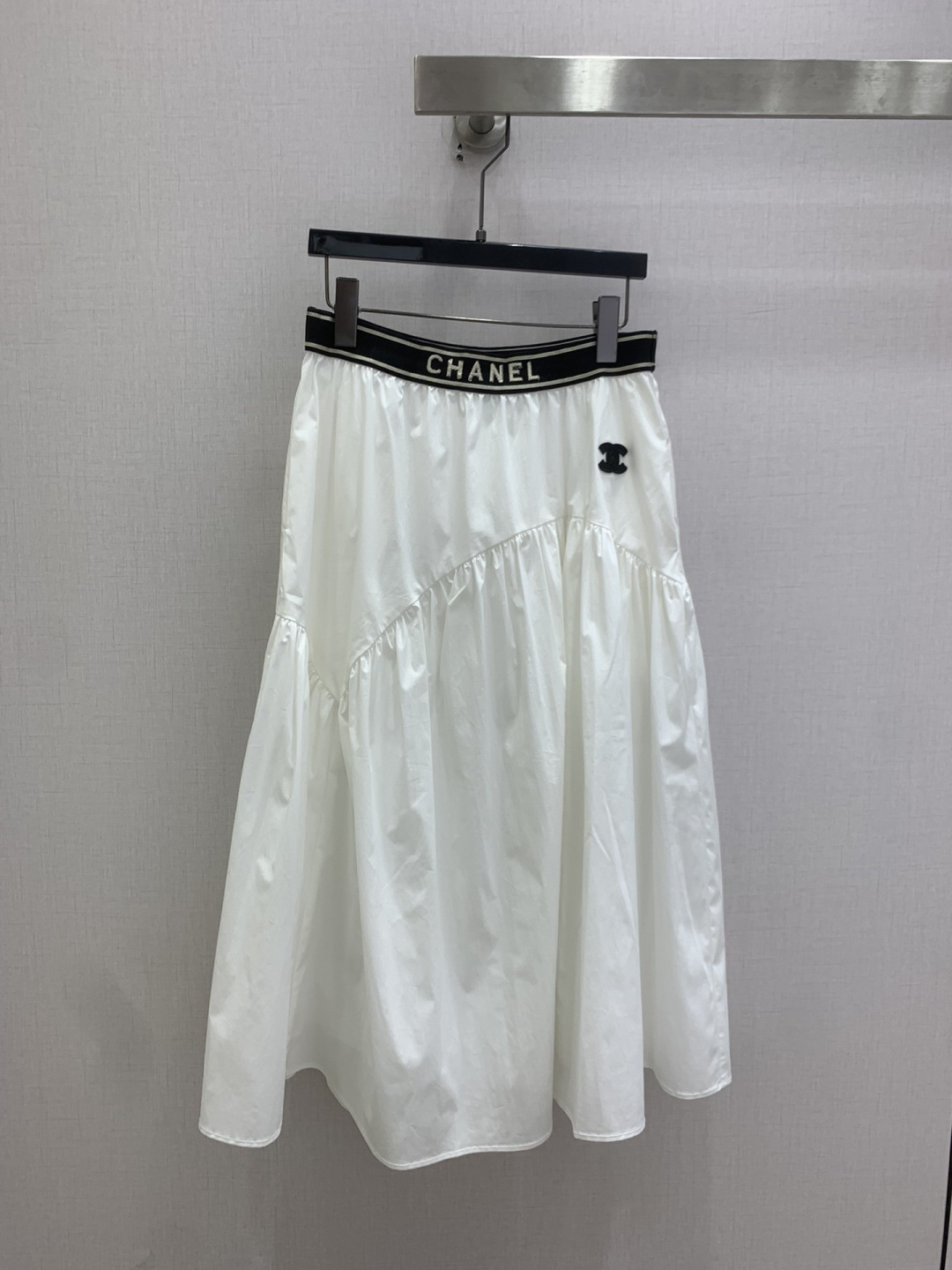 NO:803579,Highly recommended 26 spring and summer new letter ribbon cake long skirt. A very thoughtful one. The upper body is cool and sassy. Made of customized high-quality fabrics. The texture is fine, the cotton feel is natural, it is muscular yet soft, and it is neat and three-dimensional. Two colors SML code. High-quality ABC,,skirts,19860909强烈推荐 26春夏新款 字母织带蛋糕长半裙 非常用心的一款 上身又酷又飒爽 采用定制高品质面料 纹理细腻,棉感自然,既有筋骨感又不失柔软,利落立体剪裁 两个色 SML码 高品质ABC,,skirts,,Women's clothing