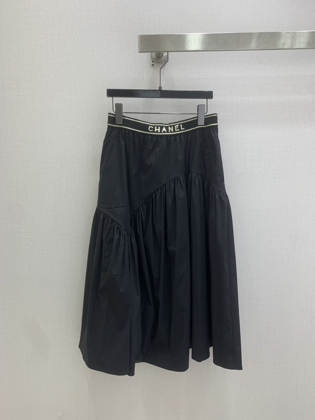 NO:803556,Highly recommended 26 spring and summer new letter ribbon cake long skirt. A very thoughtful one. The upper body is cool and sassy. Made of customized high-quality fabrics. The texture is fine, the cotton feel is natural, it is muscular yet soft, and it is neat and three-dimensional. Two colors SML code. High-quality ABC,,skirts,19860909强烈推荐 26春夏新款 字母织带蛋糕长半裙 非常用心的一款 上身又酷又飒爽 采用定制高品质面料 纹理细腻,棉感自然,既有筋骨感又不失柔软,利落立体剪裁 两个色 SML码 高品质ABC,,skirts,,Women's clothing