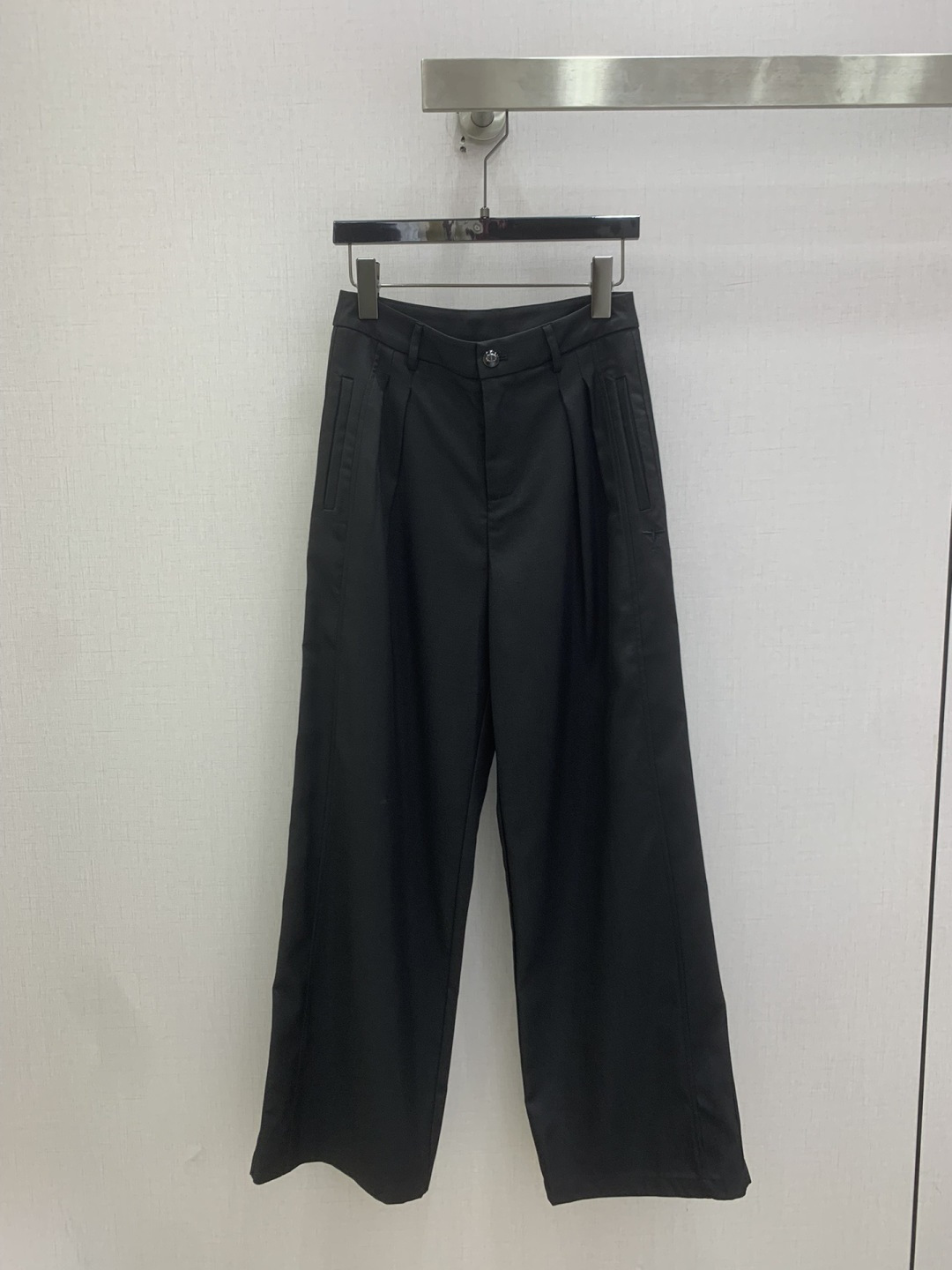 NO:803573,Highly recommend the new 26 spring and summer embroidered pleated Western straight trousers. You are not picky about your body shape. The upper body is particularly good!  The style of the matching is also very versatile. Exquisite advanced customization. The texture of the fabric is awesome. Retro and elegant. The upper body is cool and handsome, age-reducing and fashionable. Two colors. SML code. High quality ABC,,19860909强烈推荐 26春夏新款 刺绣压褶西直筒长裤 不挑剔身形要求 上身特别赞！搭配的风格也很通吃 精致高级定制 富有肌理感的面料质感超赞 复古优雅 上身酷帅减龄时髦精 两个色 SML码 高品质ABC,,,Women's clothing