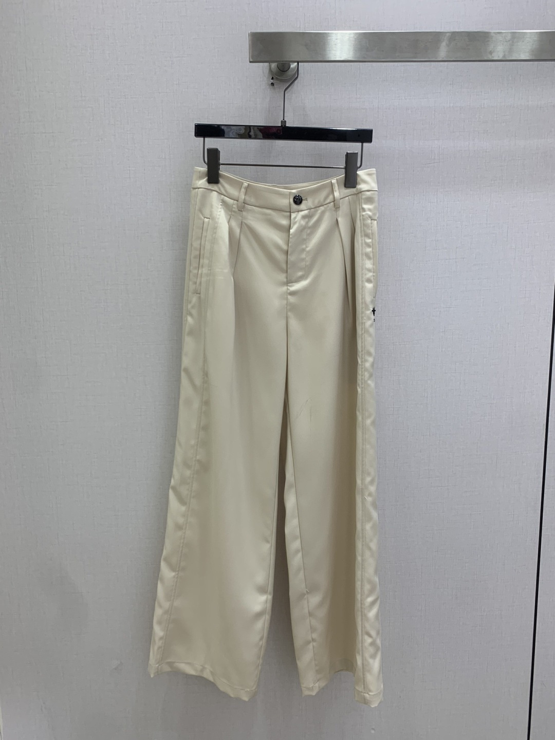 NO:803567,Highly recommend the new 26 spring and summer embroidered pleated Western straight trousers. You are not picky about your body shape. The upper body is particularly good!  The style of the matching is also very versatile. Exquisite advanced customization. The texture of the fabric is awesome. Retro and elegant. The upper body is cool and handsome, age-reducing and fashionable. Two colors. SML code. High quality ABC,,19860909强烈推荐 26春夏新款 刺绣压褶西直筒长裤 不挑剔身形要求 上身特别赞！搭配的风格也很通吃 精致高级定制 富有肌理感的面料质感超赞 复古优雅 上身酷帅减龄时髦精 两个色 SML码 高品质ABC,,,Women's clothing