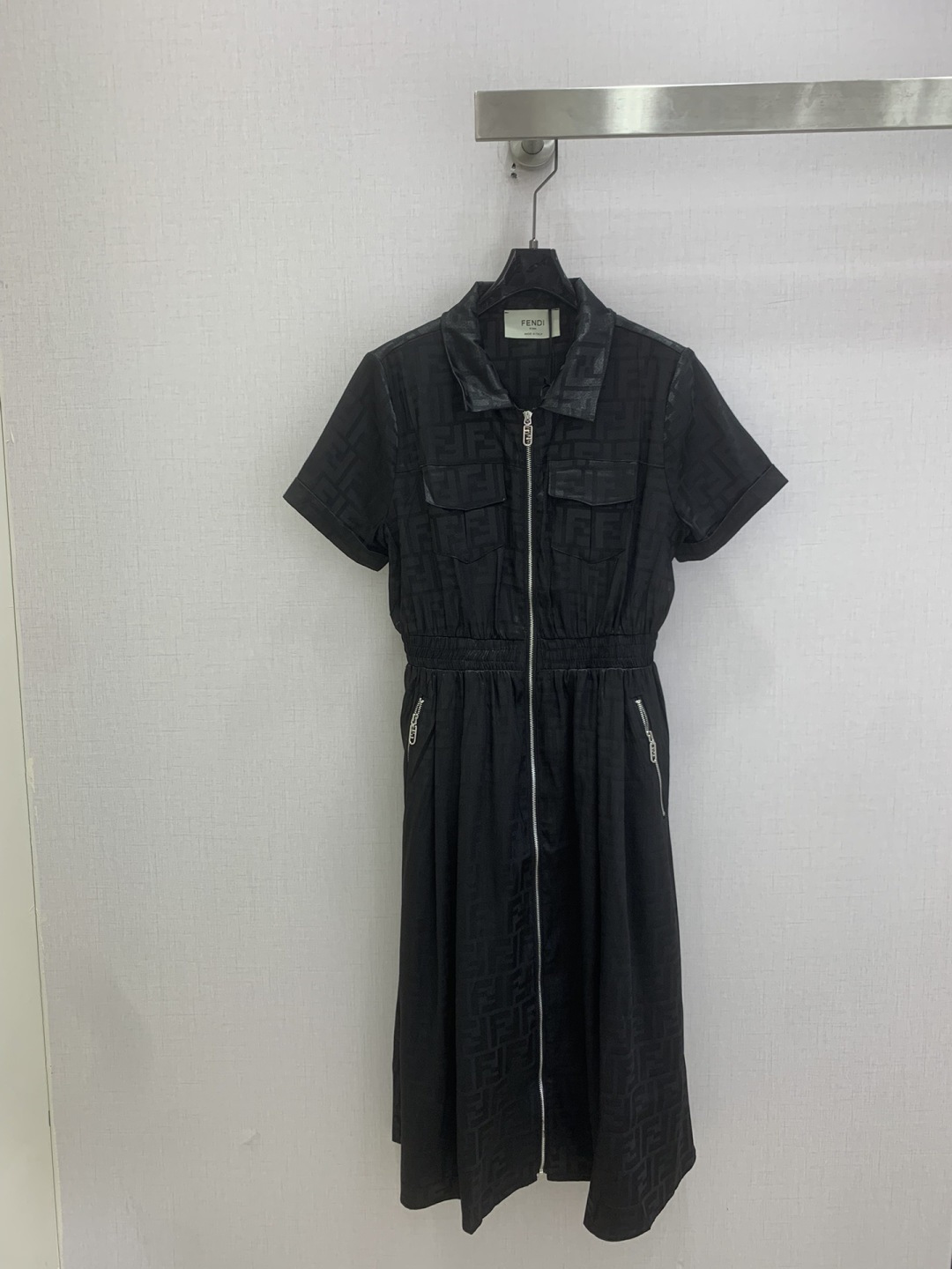 NO:803561,Highly recommended 26 spring and summer new style jacquard zipper waist dress, lapel zipper design, elastic waist, zipper pockets on both sides, jacquard acetate fabric with full sense of luxury, two colors SML code, high quality ABC,,skirts,19860909强烈推荐 26春夏新款 提花拉链收腰连衣裙,翻领拉链开合设计,松紧腰,两侧拉链口袋、提花醋酸面料高级感十足、两个色 SML码 高品质ABC,,skirts,,Women's clothing