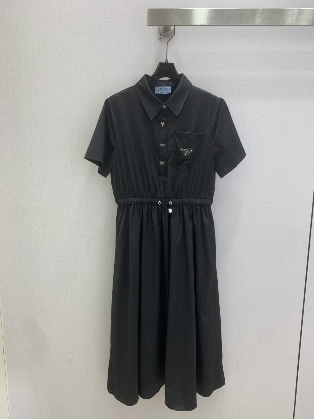 NO:803543,Highly recommended 26 spring and summer new triangle brand pocket waist dress, minimalist style design, elastic waist and adjustable waist effect, the upper body effect is very slimming and easy to wear, two colors SML code, high quality ABC,,skirts,19860909强烈推荐 26春夏新款 三角牌口袋收腰连衣裙,极简风设计,松紧腰可调收腰效果,版型上身效果非常显瘦不挑身材穿,两个色 SML码 高品质ABC,,skirts,,Women's clothing