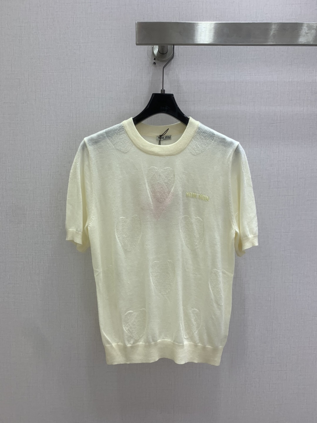 NO:803542,Highly recommended 26 spring and summer new products, letter embroidered knitted short-sleeved top, classic sweater, delicate and soft texture. Classic age-reducing item!  The pattern doesn’t make your upper body look slimmer!  A perfect item that Bai Fumei must buy. The texture is superb and the workmanship is perfect!  Grab the spot now and get the big orders!  Two colors SML code high quality ABC, sweaters, T-shirt,19860909强烈推荐 26春夏新品 字母刺绣针织短袖上衣 经典毛衣 质感细腻软糯.经典减龄单品！版型不挑人上身巨显瘦！白富美必收的完美单品.质感超赞完美做工品质！现货开抢 大单子甩过来！两个色 SML码 高品质ABC,,sweaters,T-shirt,,Women's clothing
