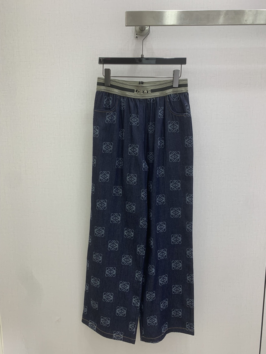 NO:803580,Highly recommended 26 spring and summer new style denim jacquard webbing straight trousers, classic letter elastic webbing at the waist, comfortable and high-end, visible, a must-have for goddesses!  The age-reducing girl’s style is elegant yet sweet!  The version is versatile and does not matter if you are beautiful or not. The quality of workmanship depends on the details. One color. SML code. High quality ABC.19860909强烈推荐 26春夏新款 牛仔提花织带直筒长裤 腰头经典字母弹力织带 舒适感高级感看得见 女神必入神器！ 减龄少女风气质优雅不失甜美！版型百搭不挑人上身美的不要不要的 做工品质看细节 一个色 SML码 高品质ABC,,,Women's clothing
