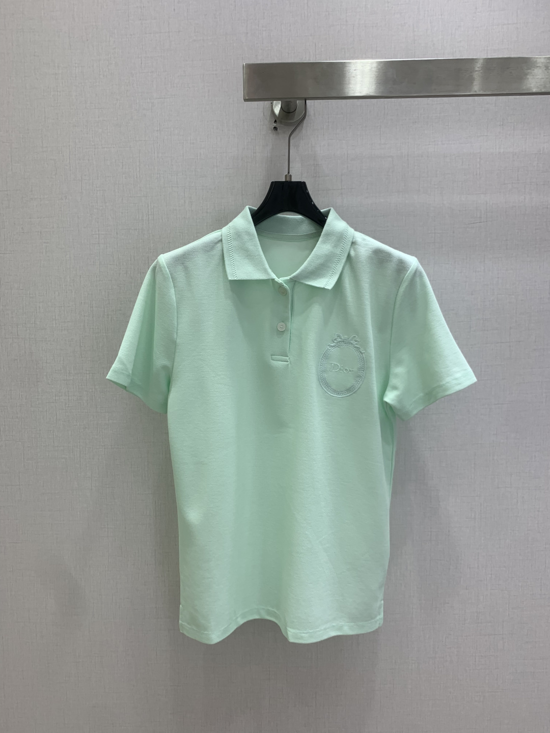 NO:829700,Highly recommended 26 early spring new style badge embroidered polo collar short-sleeved top. The soft high-custom fabric is very comfortable. It has a full sense of high-end wear. The actual product is very good!  The upper body is fashionable and versatile, and looks good when worn. High-quality workmanship. Pay attention to the details. Three colors. SML code. High-quality ABC, T-shirt,19860909强烈推荐 26早春新款 徽章刺绣polo领短袖上衣 柔软高定制面料很舒服 满满的穿搭高级感 实物非常赞！上身洋气百搭,穿搭好看 高品质做工看细节 三个色 SML码 高品质ABC,,T-shirt,,Women's clothing