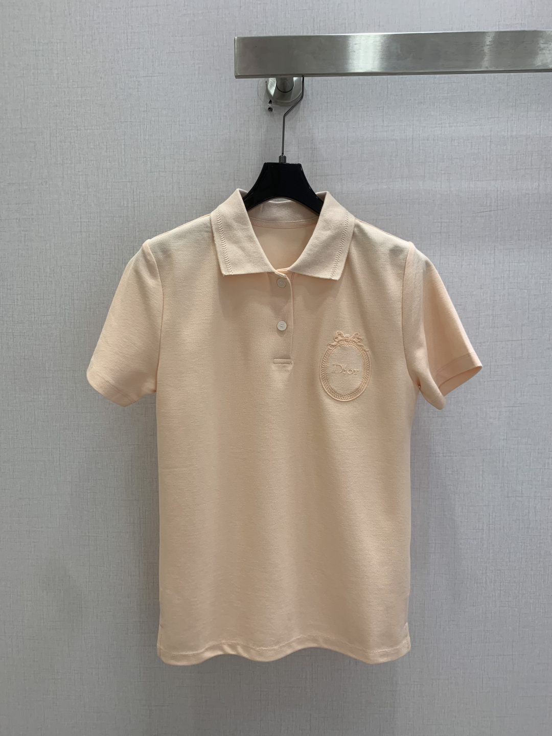 NO:829683,Highly recommended 26 early spring new style badge embroidered polo collar short-sleeved top. The soft high-custom fabric is very comfortable. It has a full sense of high-end wear. The actual product is very good!  The upper body is fashionable and versatile, and looks good when worn. High-quality workmanship. Pay attention to the details. Three colors. SML code. High-quality ABC, T-shirt,19860909强烈推荐 26早春新款 徽章刺绣polo领短袖上衣 柔软高定制面料很舒服 满满的穿搭高级感 实物非常赞！上身洋气百搭,穿搭好看 高品质做工看细节 三个色 SML码 高品质ABC,,T-shirt,,Women's clothing