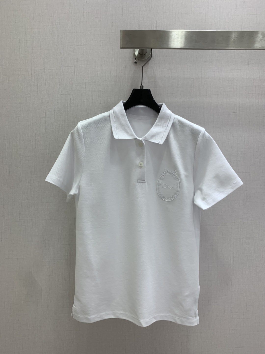 NO:829663,Highly recommended 26 early spring new style badge embroidered polo collar short-sleeved top. The soft high-custom fabric is very comfortable. It has a full sense of high-end wear. The actual product is very good!  The upper body is fashionable and versatile, and looks good when worn. High-quality workmanship. Pay attention to the details. Three colors. SML code. High-quality ABC, T-shirt,19860909强烈推荐 26早春新款 徽章刺绣polo领短袖上衣 柔软高定制面料很舒服 满满的穿搭高级感 实物非常赞！上身洋气百搭,穿搭好看 高品质做工看细节 三个色 SML码 高品质ABC,,T-shirt,,Women's clothing
