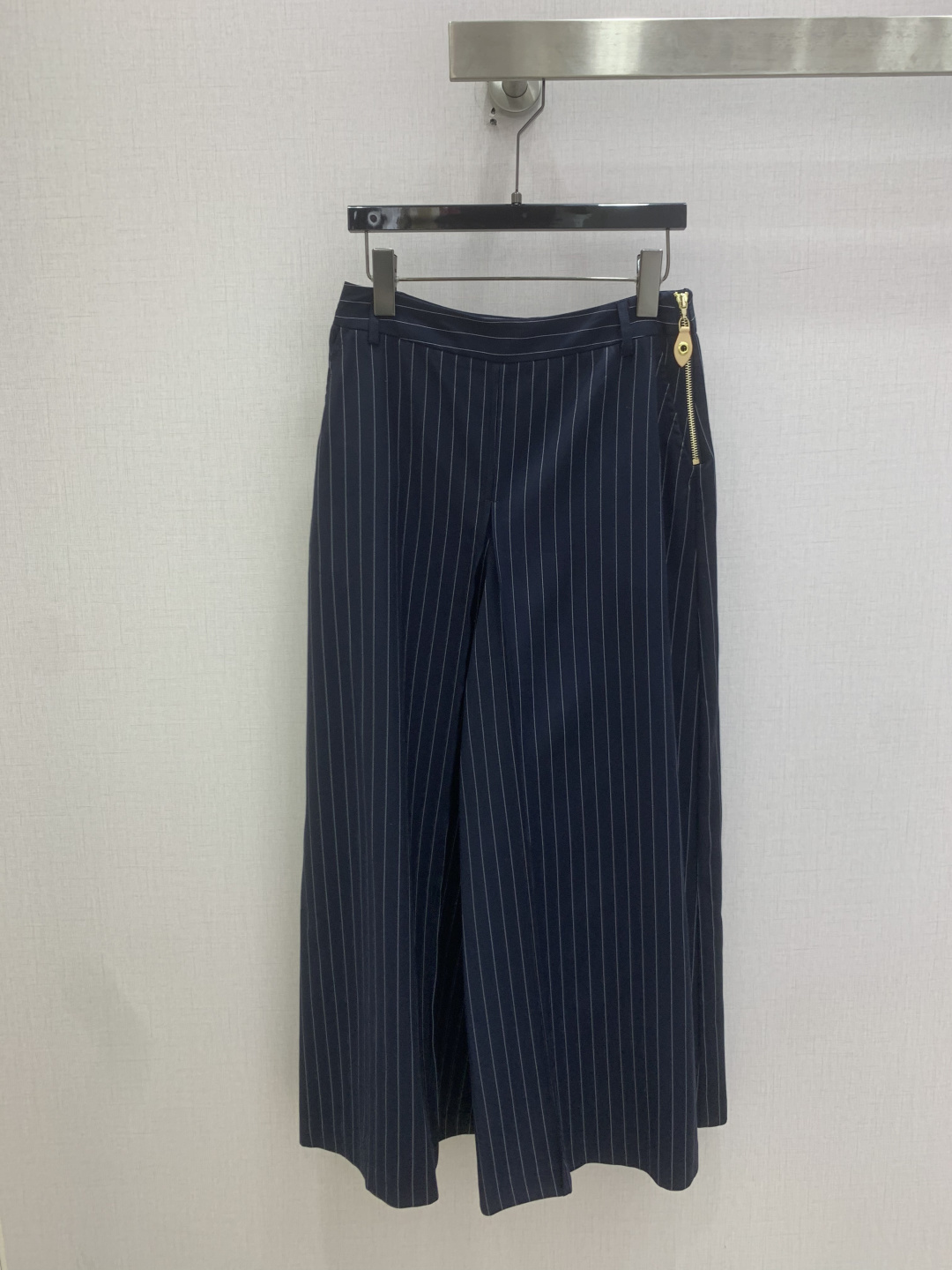 NO:805411,Highly recommended for the 26 spring and summer new style. Spliced ​​printed striped vest top and striped wide-leg nine-point pants. Separate batches. Navy blue background with silver and white pinstripes, classic and timeless. Bias-cut neckline + contrasting edges, every detail tells the story of sophistication. Sleeveless vest + wide-leg pants, both comfortable and fashionable. The irregular placket design is full, perfect for commuting and dating. Wear it elegantly, with a sense of gold. One color, SMLXL code, high quality,,19860909强烈推荐 26春夏新款 拼接印花条纹背心上衣条纹阔腿九分裤 分开批 藏青底色搭配银白细条纹,经典永不过时.斜裁领口+撞色包边,每一处细节都在诉说精致.无袖背心+阔腿裤,舒适与时髦兼得.不规则门襟设计感拉满,通勤约会两不误.把优雅穿在身上,自带千金氛围感 一个色 SMLXL码 高品,,,Women's clothing