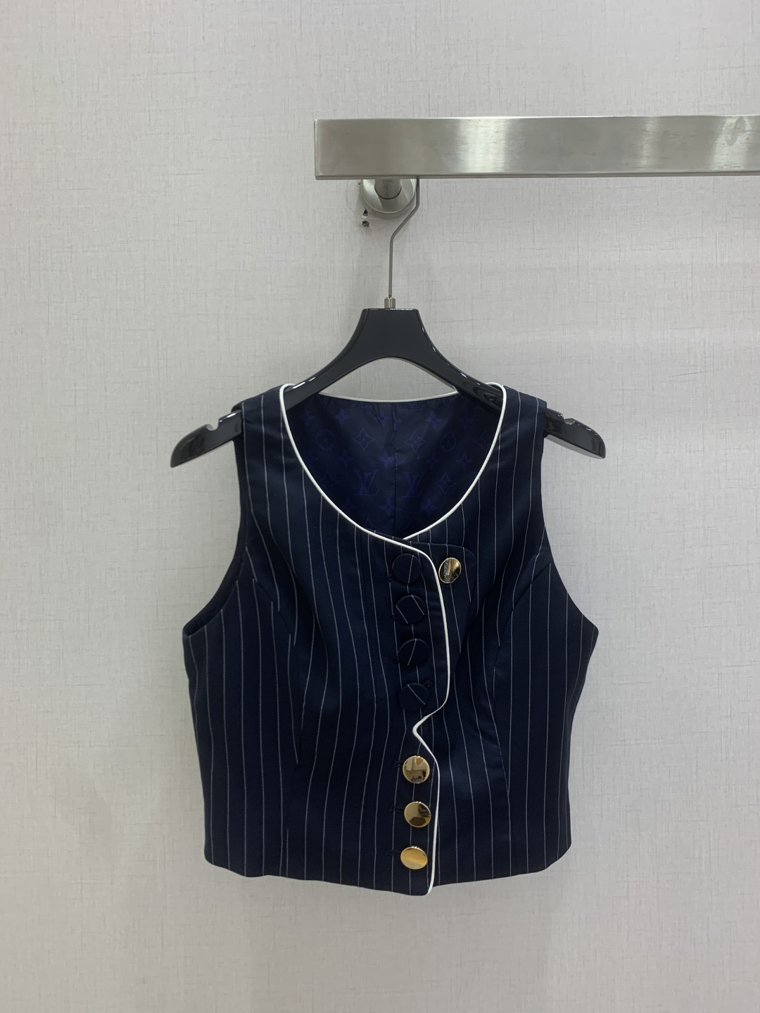 NO:805409,Highly recommended for the 26 spring and summer new style. Spliced ​​printed striped vest top and striped wide-leg nine-point pants. Separate batches. Navy blue background with silver and white pinstripes, classic and timeless. Bias-cut neckline + contrasting edges, every detail tells the story of sophistication. Sleeveless vest + wide-leg pants, both comfortable and fashionable. The irregular placket design is full, perfect for commuting and dating. Wear it elegantly, with a sense of gold. One color, SMLXL code, high quality,19860909强烈推荐 26春夏新款 拼接印花条纹背心上衣条纹阔腿九分裤 分开批 藏青底色搭配银白细条纹,经典永不过时.斜裁领口+撞色包边,每一处细节都在诉说精致.无袖背心+阔腿裤,舒适与时髦兼得.不规则门襟设计感拉满,通勤约会两不误.把优雅穿在身上,自带千金氛围感 一个色 SMLXL码 高品质上,,,Women's clothing