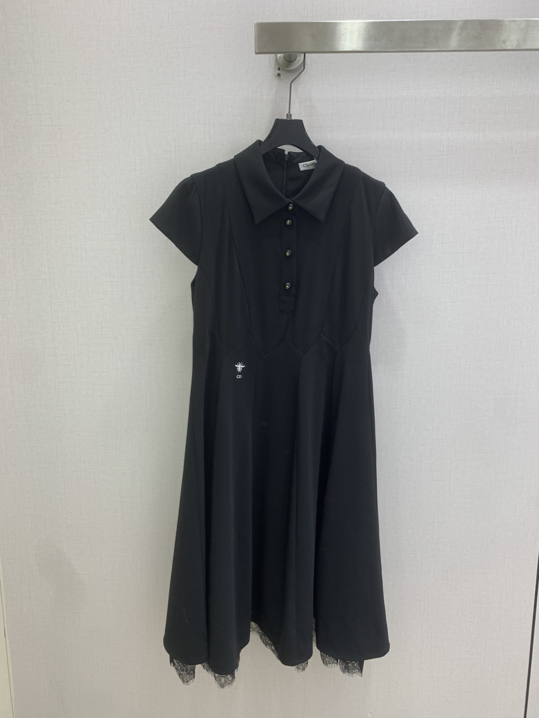 NO:805445,Highly recommended 26 spring and summer new lapel lace waist dress, classic design, the upper body is exquisite and capable, and it can be matched with ease!  The customized imported fabrics are crisp and stylish, with a full sense of high-end. Full of texture and fashionable, it is recommended to buy!  The quality of workmanship depends on the details. One color SML code. High quality ABC, skirts,19860909强烈推荐 26春夏新款 翻领蕾丝收腰连衣裙 经典款设计 上身精致又干练得体,搭配起来随心应手！定制的进口面料挺括有型 满满的高级感.质感十足,时尚潮流 ,推荐入手！ 做工品质看细节 一个色 SML码 高品质ABC,,skirts,,Women's clothing