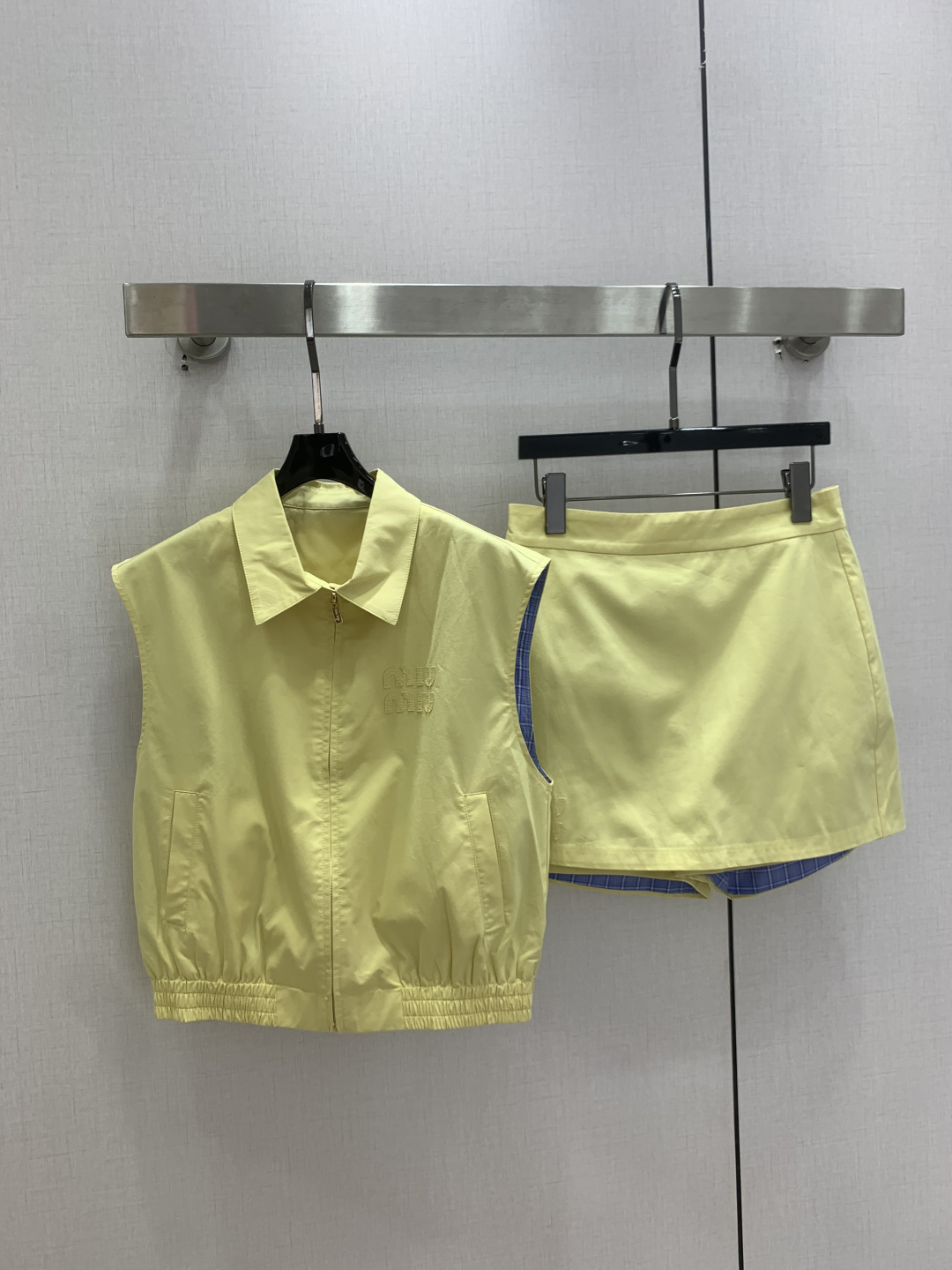NO:805439,Highly recommended 26 spring and summer new style lapel sleeveless culottes suit. Adorable style, full of small details. Exquisite workmanship, age-reducing fashion, good HOLD style, won the heart of fairies, classic work, one color SML code, high quality ABC,,skirts,19860909强烈推荐 26春夏新款 翻领无袖裤裙套装 可A可乖的风格,满满小细节太加分了.做工精致 减龄时尚 好HOLD住造型 深得仙女心 经典之作 一个色 SML码 高品质ABC,,skirts,,Women's clothing