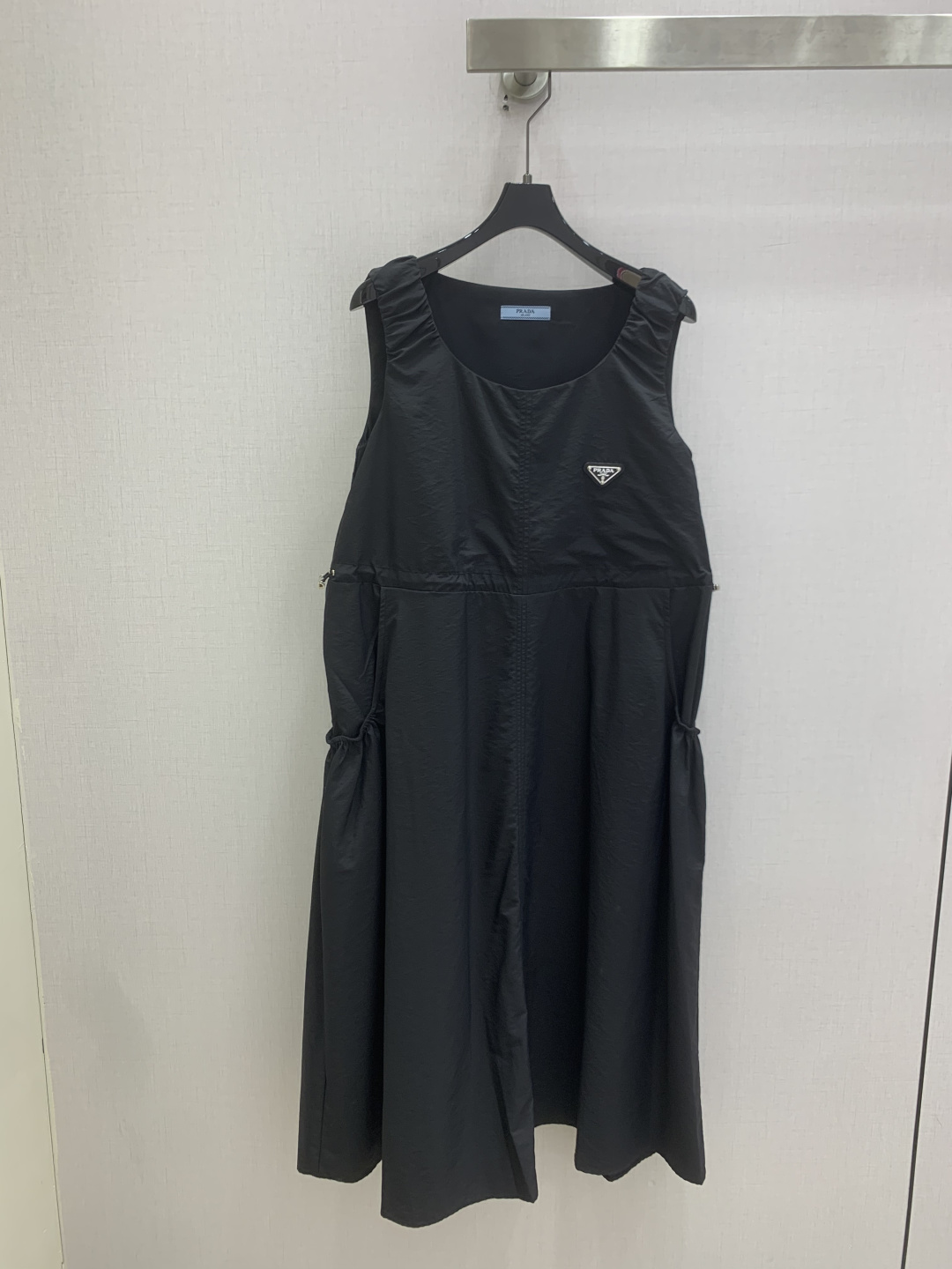 NO:805433,Highly recommended 26 spring and summer new sleeveless drawstring vest dress, fashionable and low-key, elegant and luxurious!  The styles are versatile and not picky, the original customized technical fabrics, the quality of workmanship depends on the details. A must-have for Bai Fumei!  One color SML code high quality ABC,,skirts,19860909强烈推荐 26春夏新款 无袖抽绳背心连衣裙 时髦低调 气质又奢华高级！版型百搭不挑人,原版定制科技面料 做工品质看细节.白富美必入！一个色 SML码 高品质ABC,,skirts,,Women's clothing