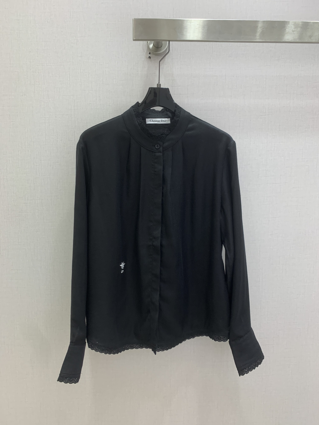 NO:805450,Highly recommended 26 spring and summer new style, long-sleeved shirt with lace trim, low-key luxury three-dimensional tailoring, streamlined line design, noble and elegant yet full of gentle and intellectual temperament. Imported special materials will be amazing when you receive it. The texture of the customized fabric is amazing!  Two colors SML code high quality ABC, shirts,19860909强烈推荐 26春夏新款 蕾丝边长袖衬衫 低调奢华立体剪裁 精简线条感设计 高贵典雅又尽显温柔知性的气质 进口特殊材质 收到手会很惊艳 定制面料质感超赞！两个色 SML码 高品质ABC,,shirts,,Women's clothing