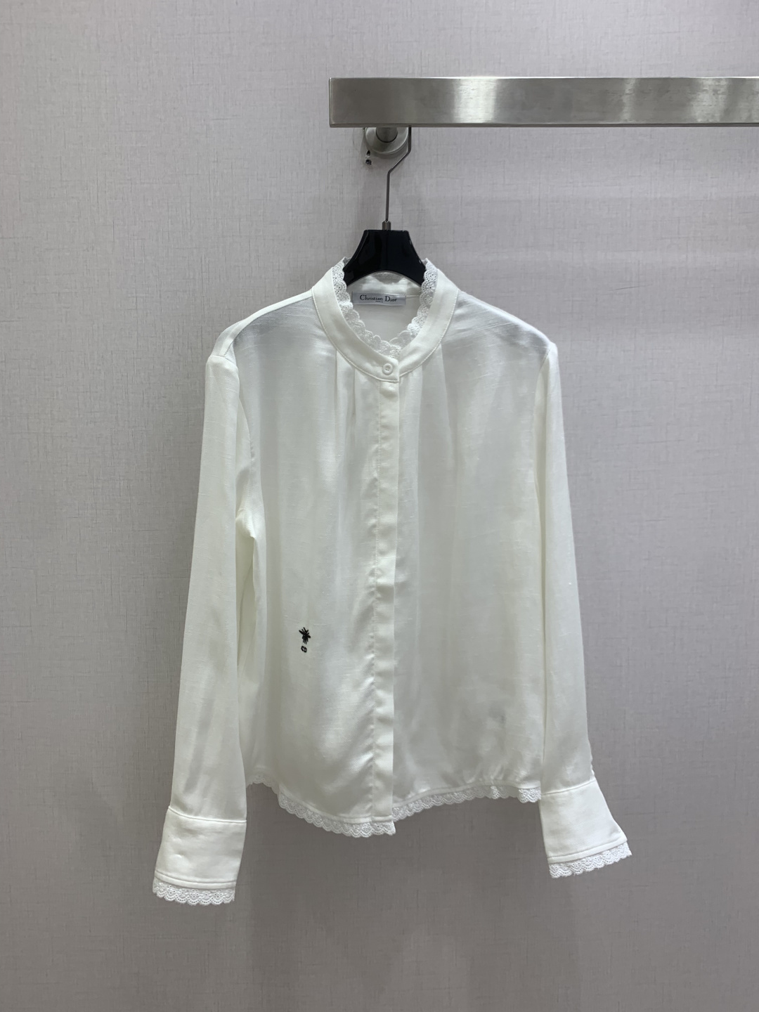 NO:805444,Highly recommended 26 spring and summer new style, long-sleeved shirt with lace trim, low-key luxury three-dimensional tailoring, streamlined line design, noble and elegant yet full of gentle and intellectual temperament. Imported special materials will be amazing when you receive it. The texture of the customized fabric is amazing!  Two colors SML code high quality ABC, shirts,19860909强烈推荐 26春夏新款 蕾丝边长袖衬衫 低调奢华立体剪裁 精简线条感设计 高贵典雅又尽显温柔知性的气质 进口特殊材质 收到手会很惊艳 定制面料质感超赞！两个色 SML码 高品质ABC,,shirts,,Women's clothing