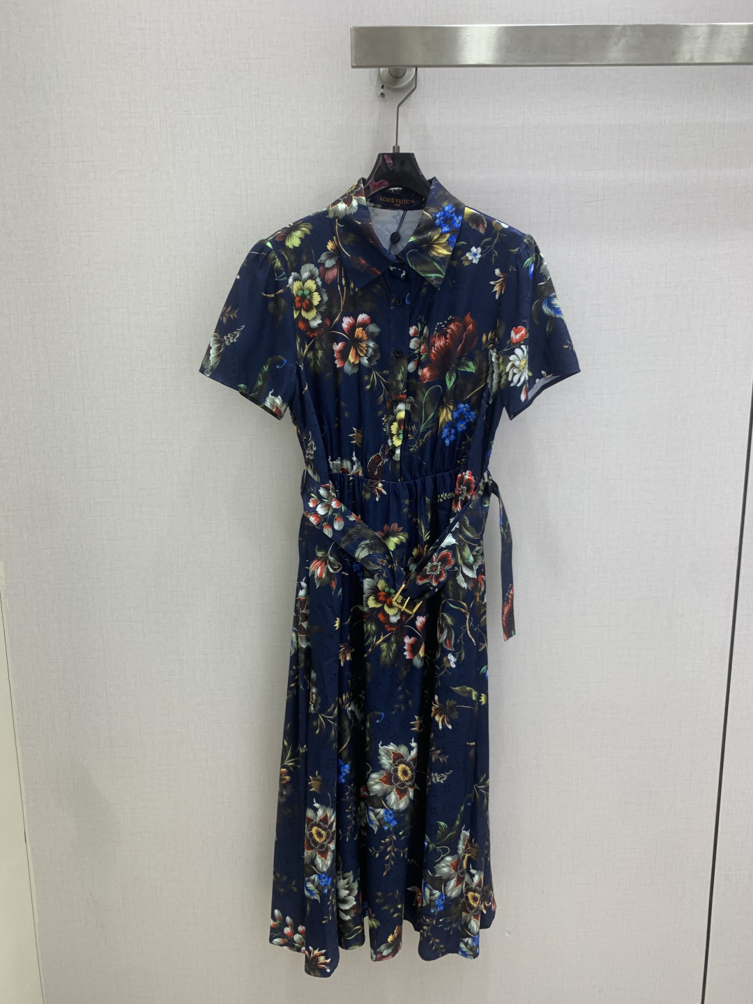 NO:805438,Highly recommended 26 spring and summer new retro printed belt short-sleeved dress, fashionable, low-key, luxurious and high-end!  The styles are versatile and not picky, the original customized technical fabrics, the quality of workmanship depends on the details. A must-have for Bai Fumei!  Two colors SML code, high quality ABC,,skirts,T-shirt,19860909强烈推荐 26春夏新款 复古印花腰带短袖连衣裙 时髦低调气质又奢华高级！版型百搭不挑人,原版定制科技面料 做工品质看细节.白富美必入！两个色 SML码 高品质ABC,,skirts,T-shirt,,Women's clothing
