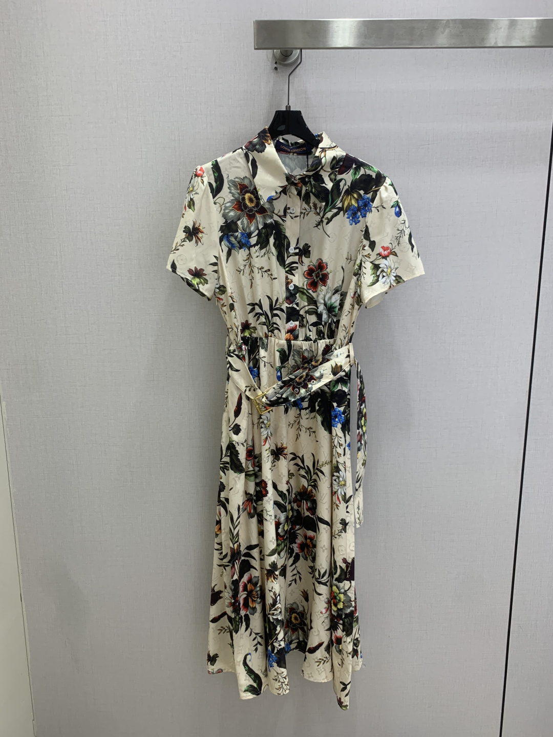 NO:805432,Highly recommended 26 spring and summer new retro printed belt short-sleeved dress, fashionable, low-key, luxurious and high-end!  The styles are versatile and not picky, the original customized technical fabrics, the quality of workmanship depends on the details. A must-have for Bai Fumei!  Two colors SML code, high quality ABC,,skirts,T-shirt,19860909强烈推荐 26春夏新款 复古印花腰带短袖连衣裙 时髦低调气质又奢华高级！版型百搭不挑人,原版定制科技面料 做工品质看细节.白富美必入！两个色 SML码 高品质ABC,,skirts,T-shirt,,Women's clothing